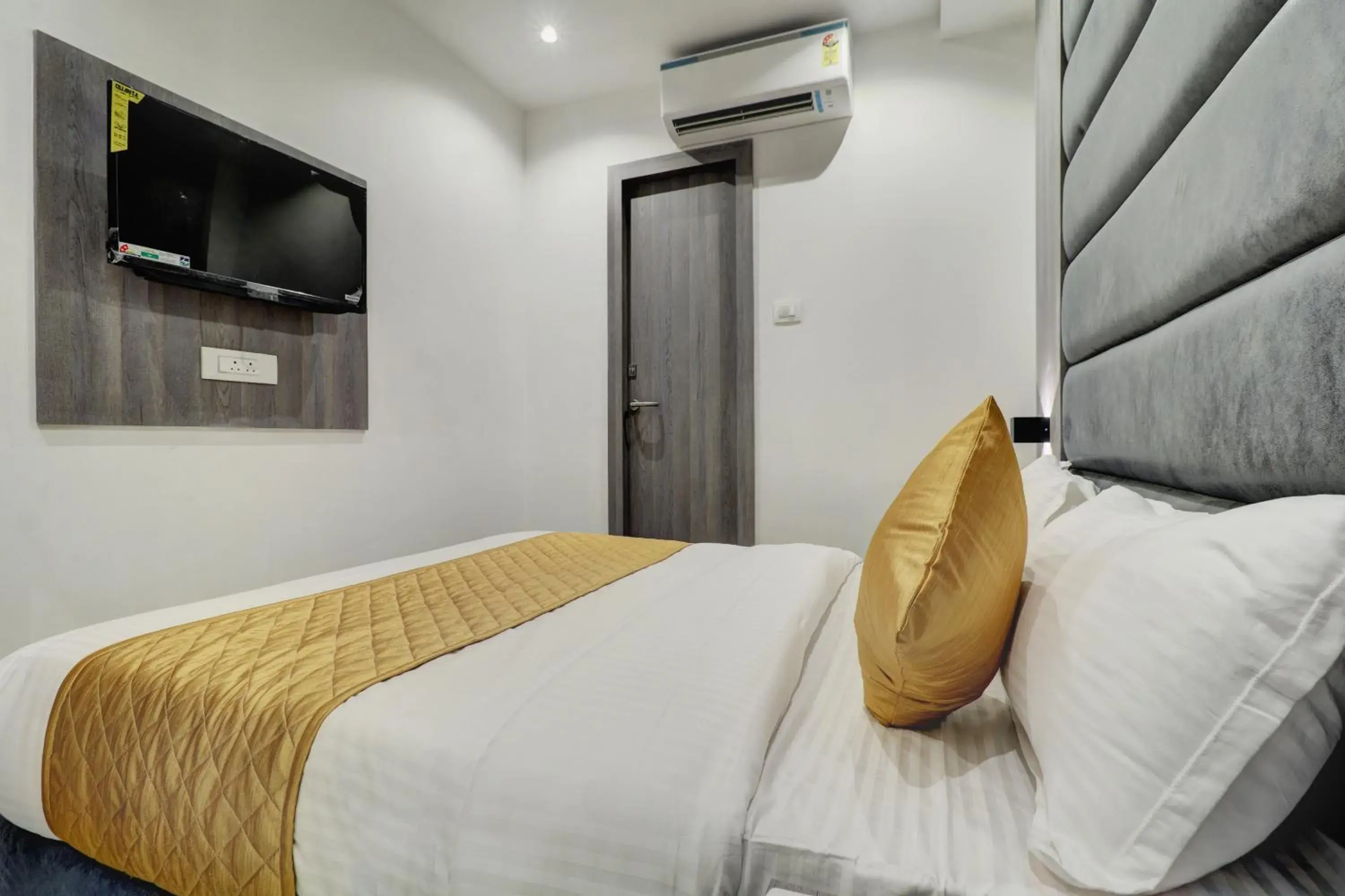 Communal lounge/ TV room, Bed in Hotel Isra International, BKC Communal lounge/ TV room, Bed in Hotel Isra International, BKC