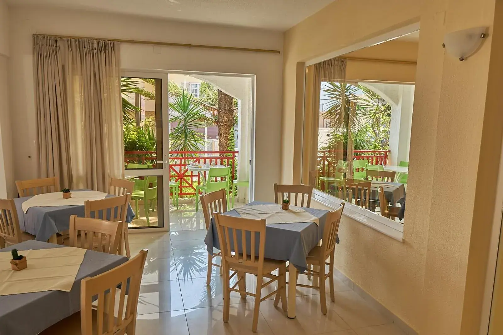 Restaurant/places to eat in Apollon Hotel Apartments Restaurant/places to eat in Apollon Hotel Apartments