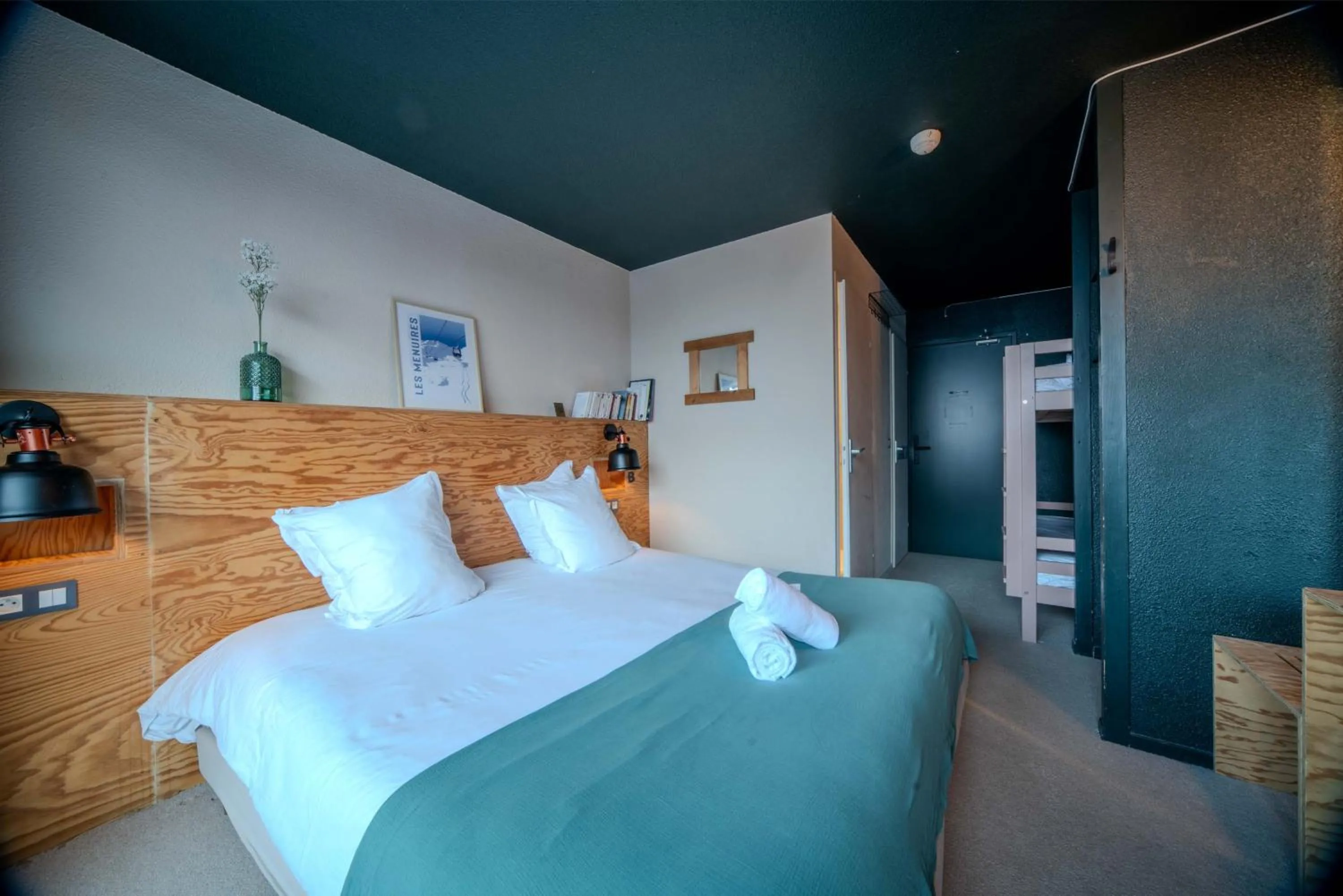 Photo of the whole room, Bed in Alpeen Hotel