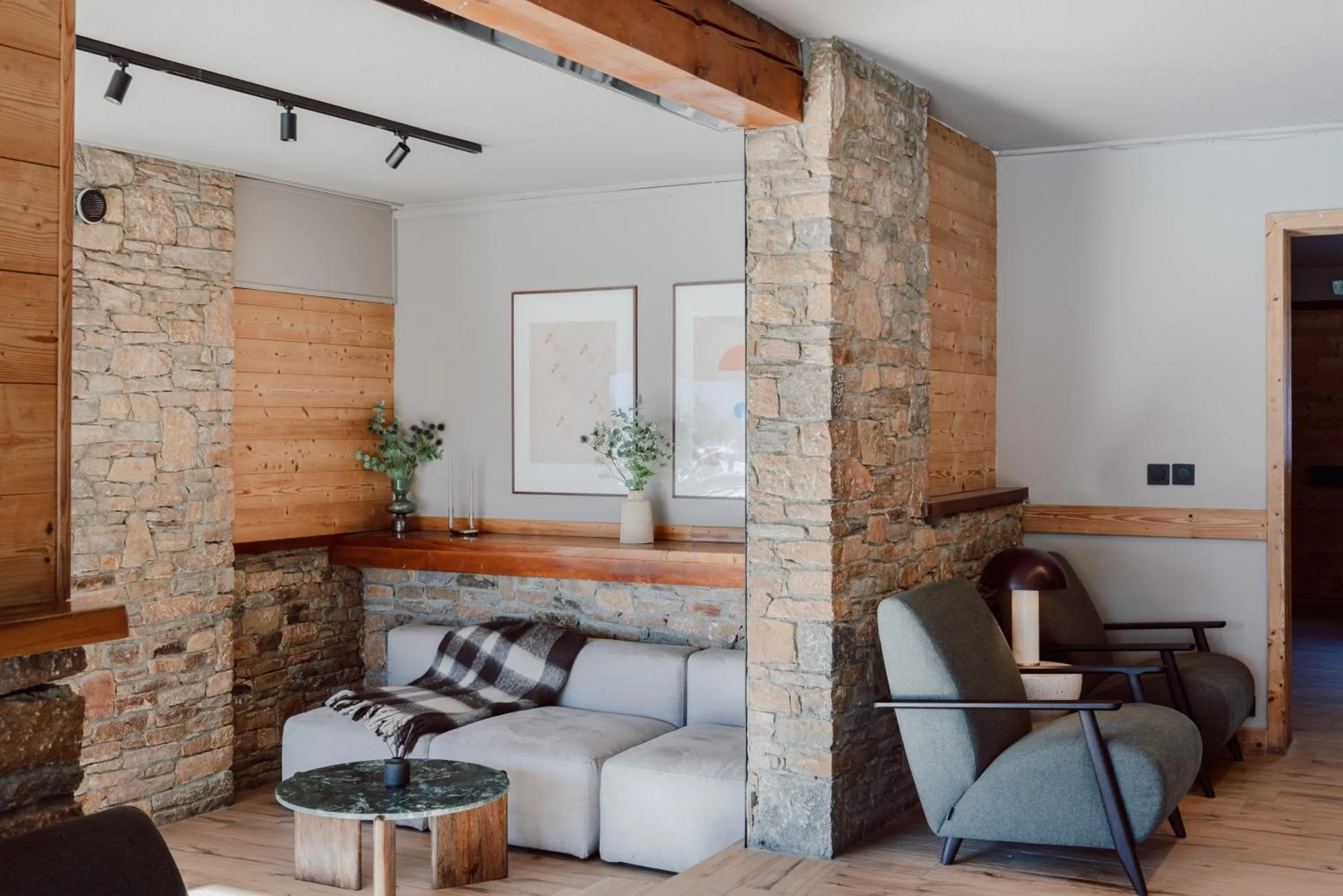 Living room in Alpeen Hotel