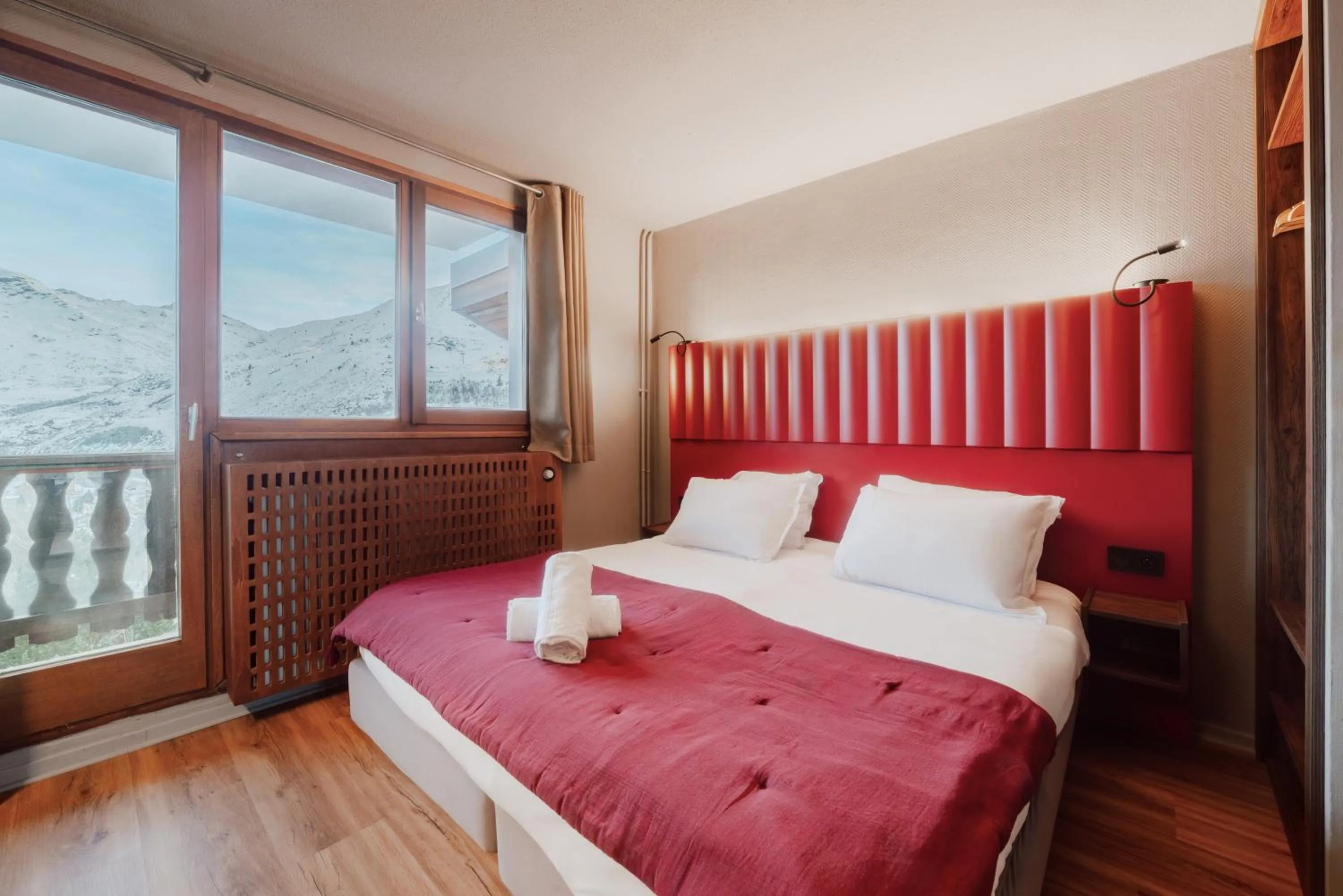 Photo of the whole room, Bed in Alpeen Hotel