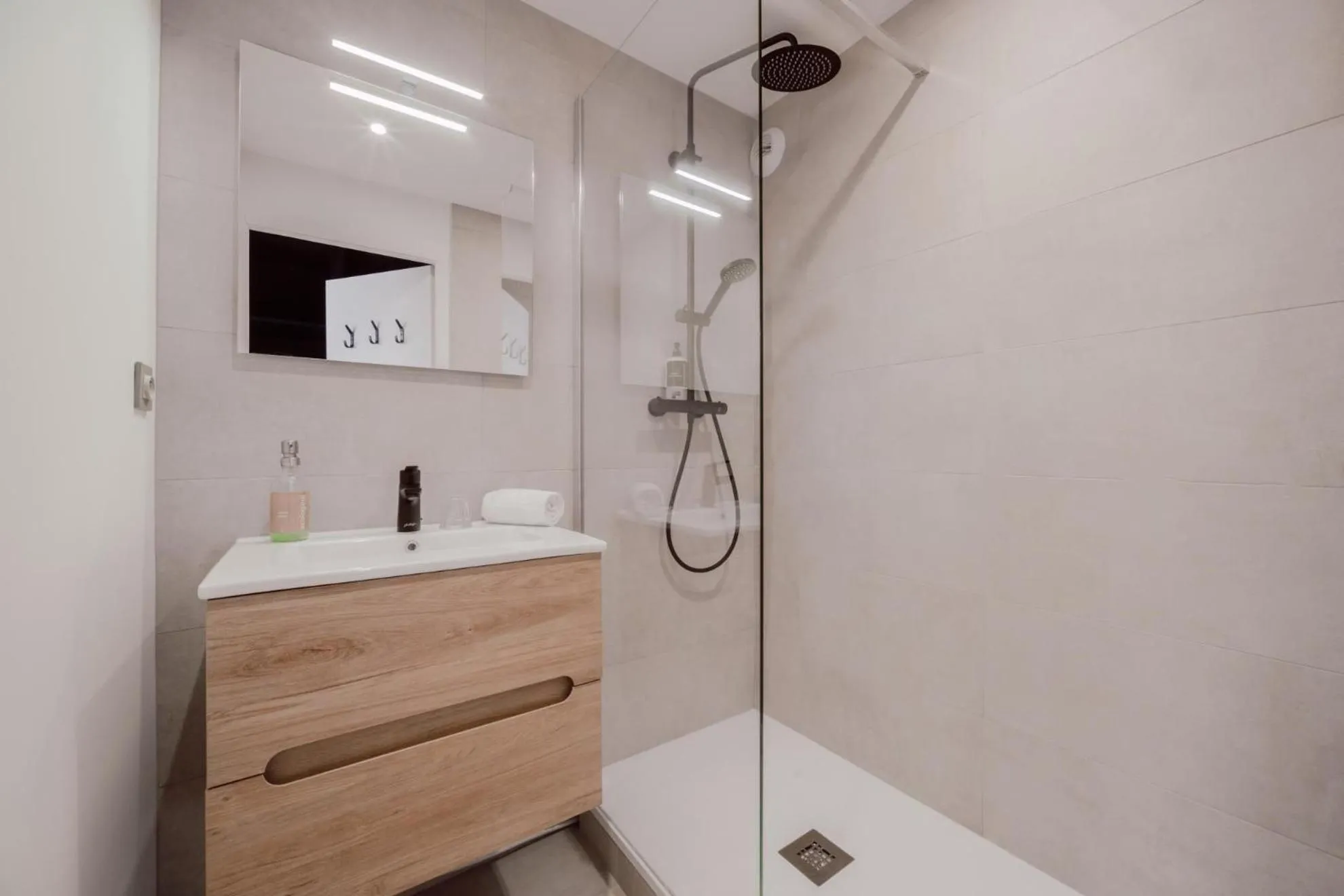 Shower in Alpeen Hotel