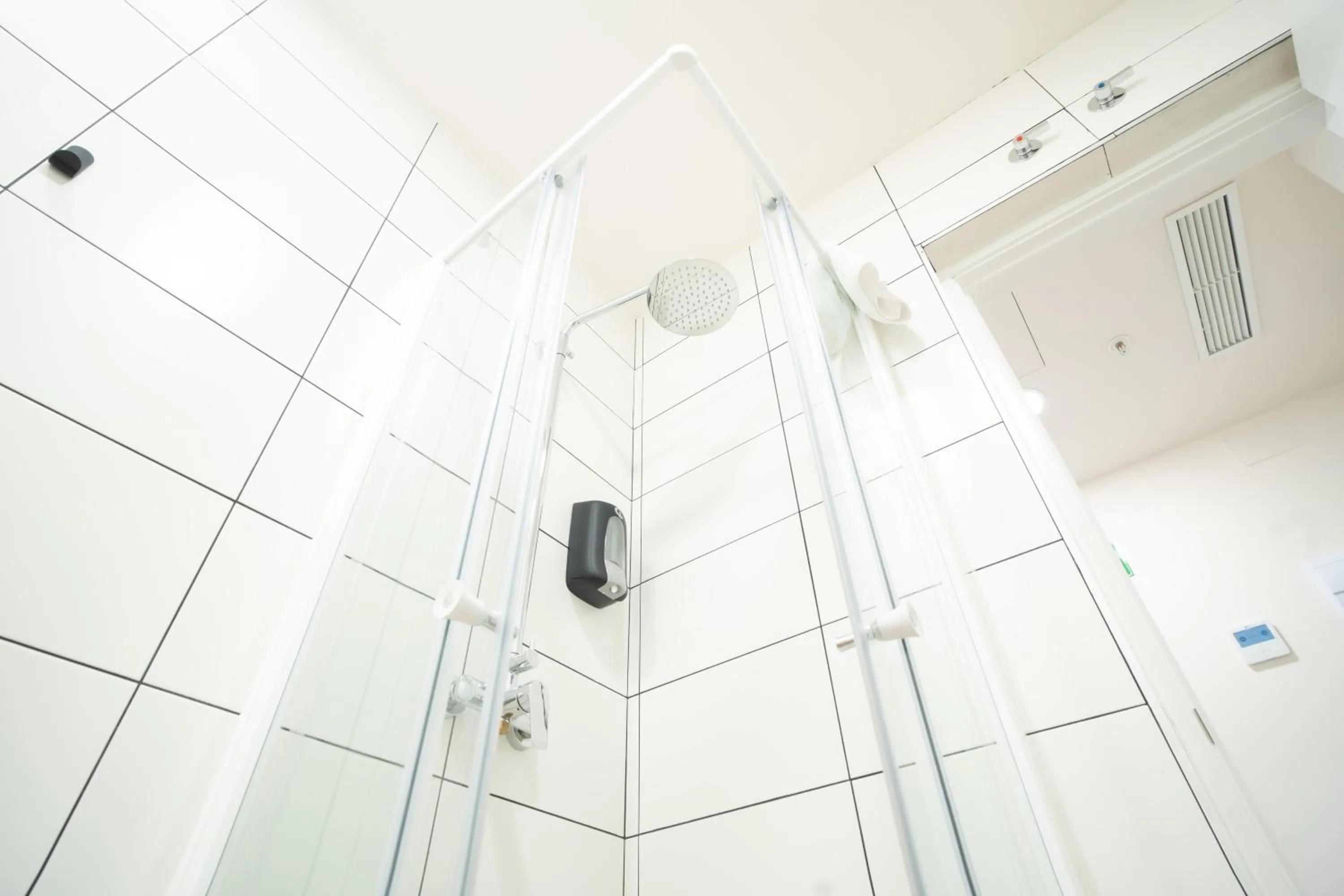 Shower in Adventure Hostel Madrid