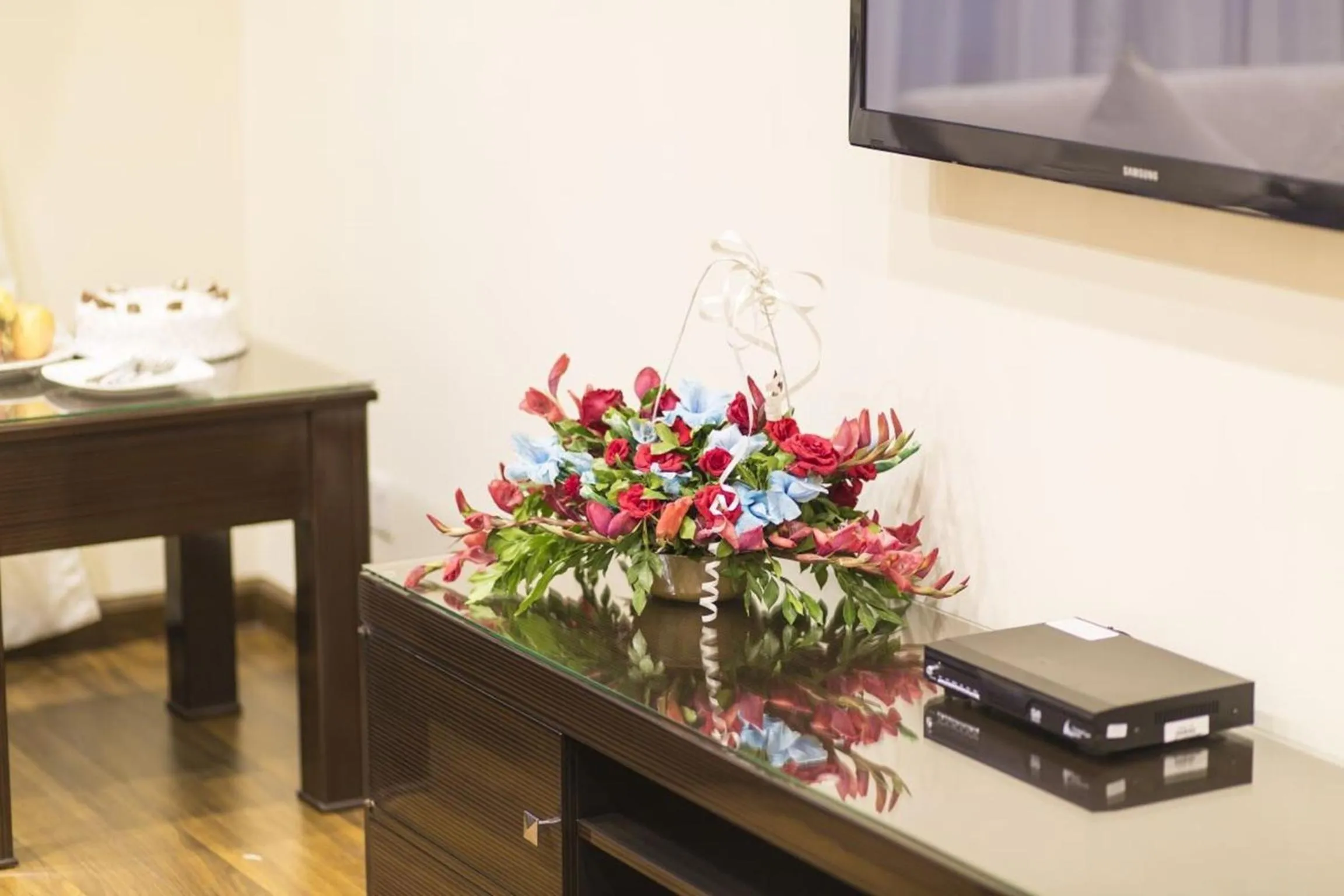 Communal lounge/ TV room in Royaute Luxury Suites and Hotel Gulberg Lahore