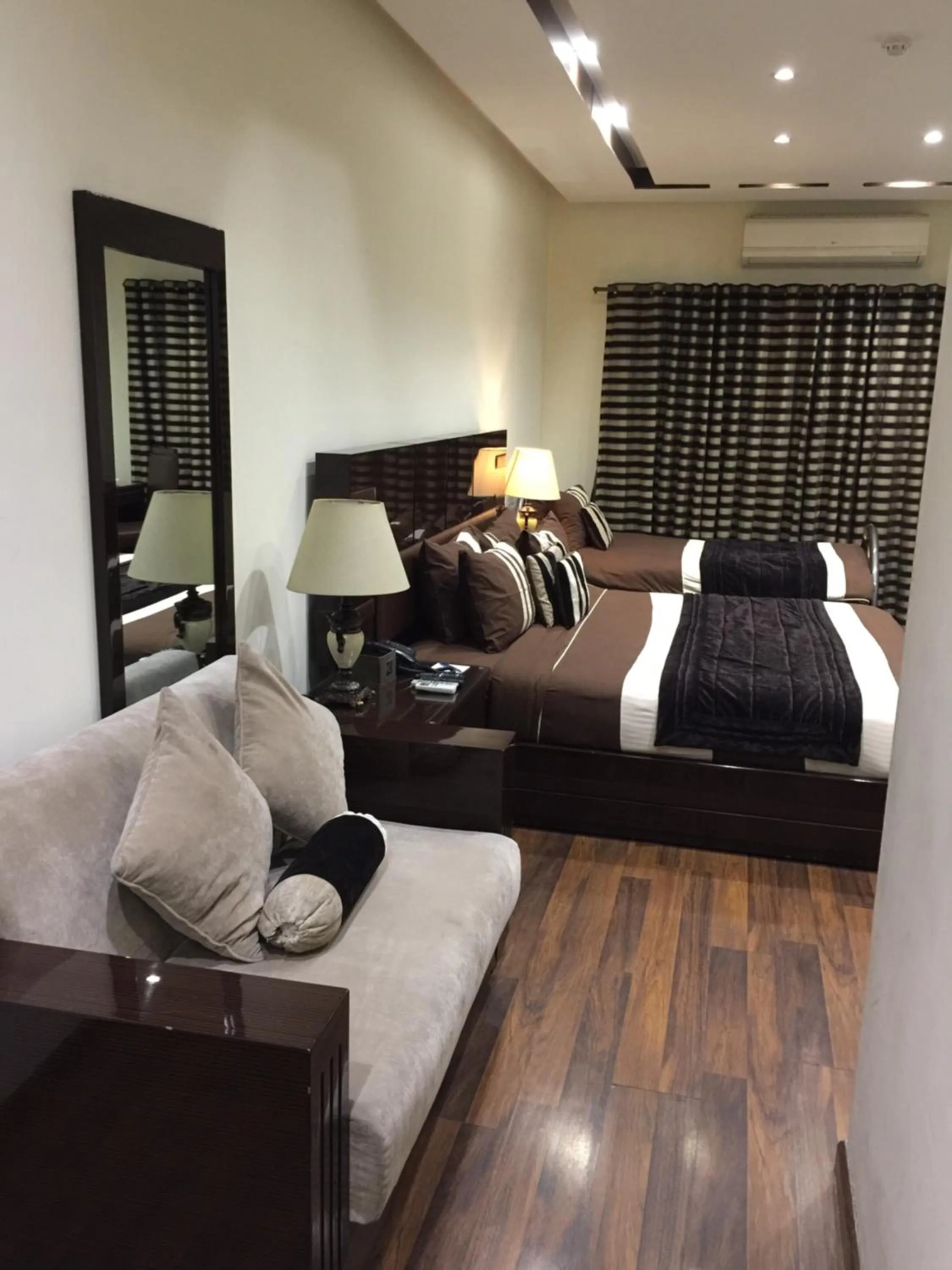 Bed in Royaute Luxury Suites and Hotel Gulberg Lahore