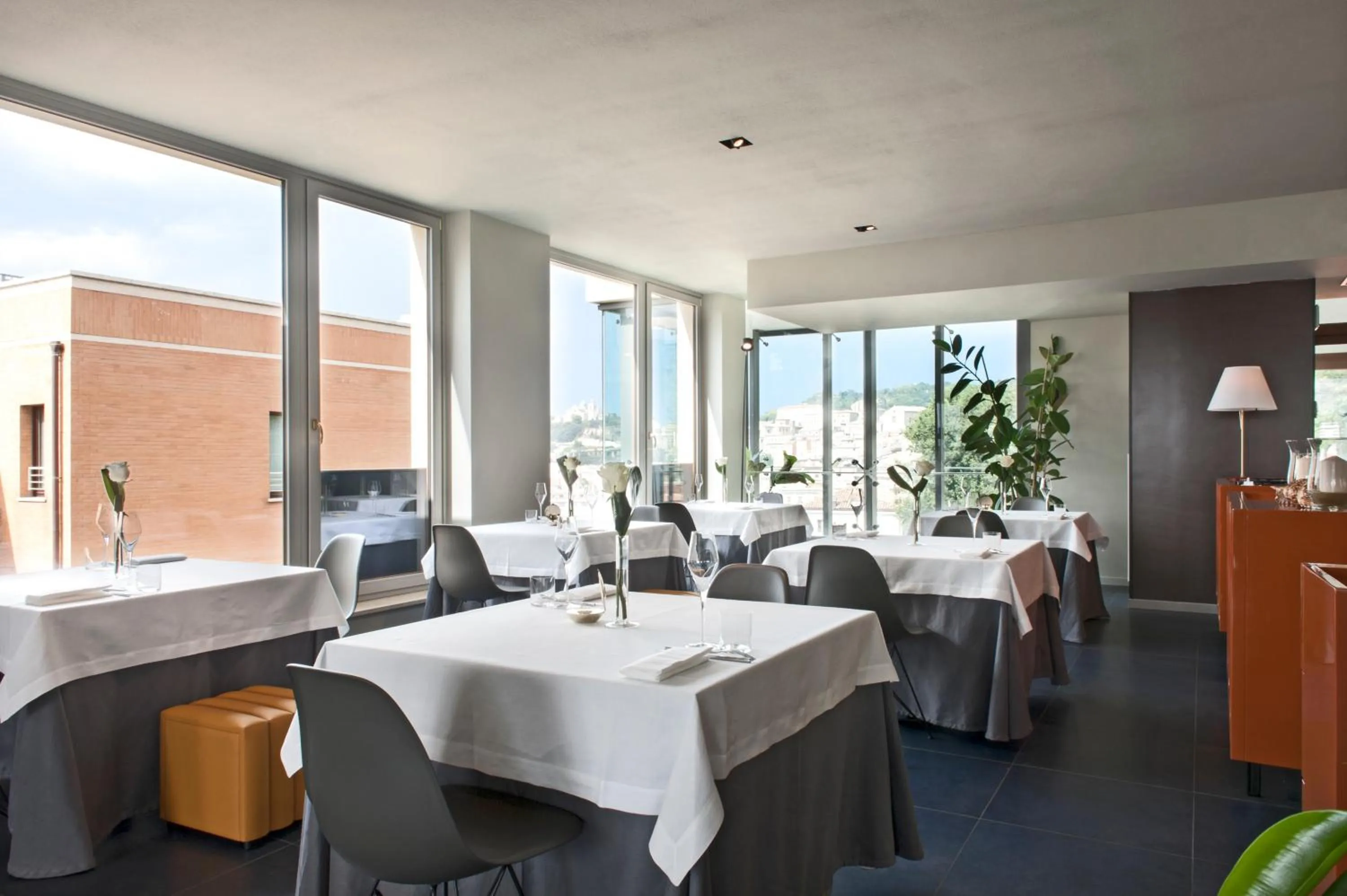 Restaurant/places to eat in SeePort Hotel