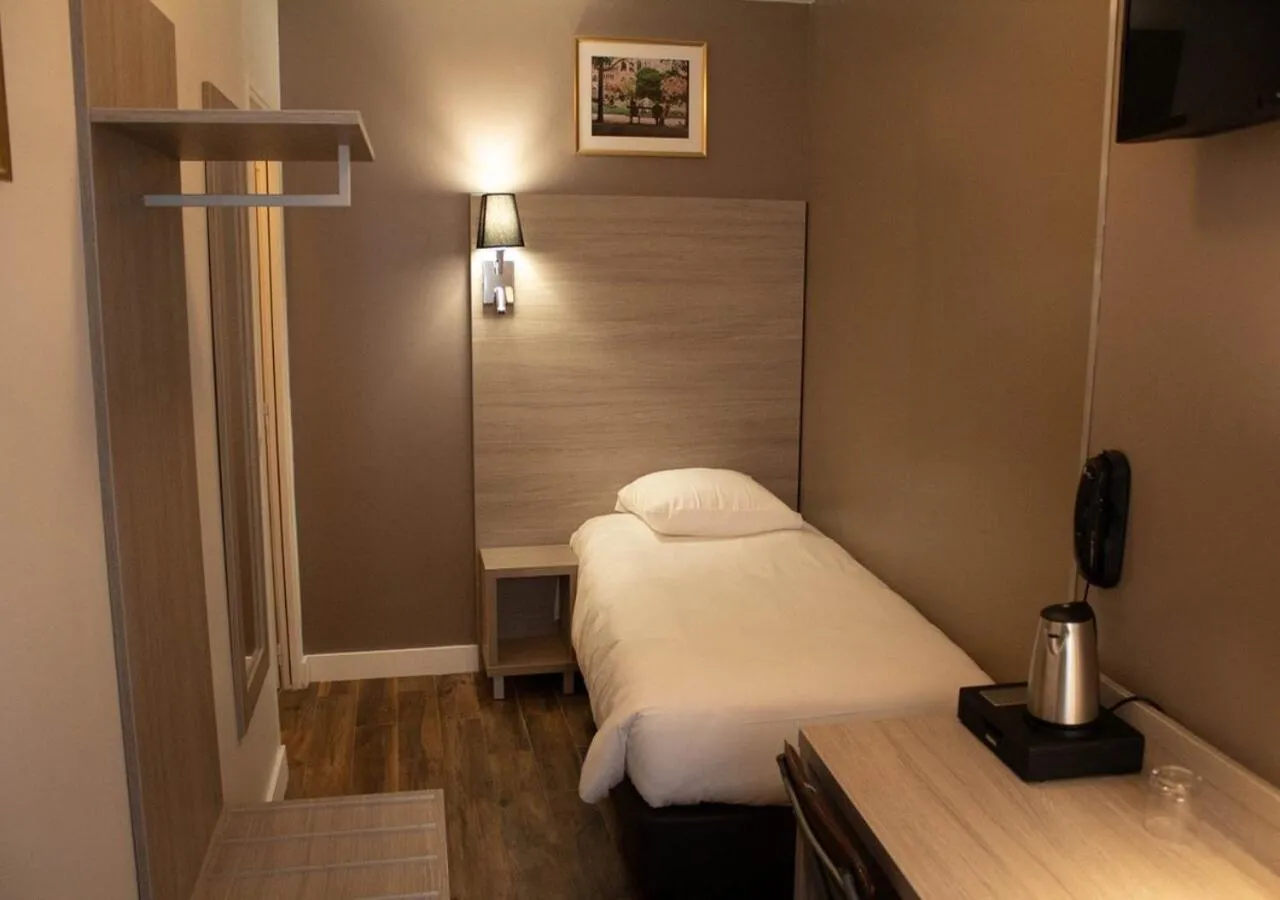 Single Room with Private Bathroom in Paris Rooms & Dreams Hotel