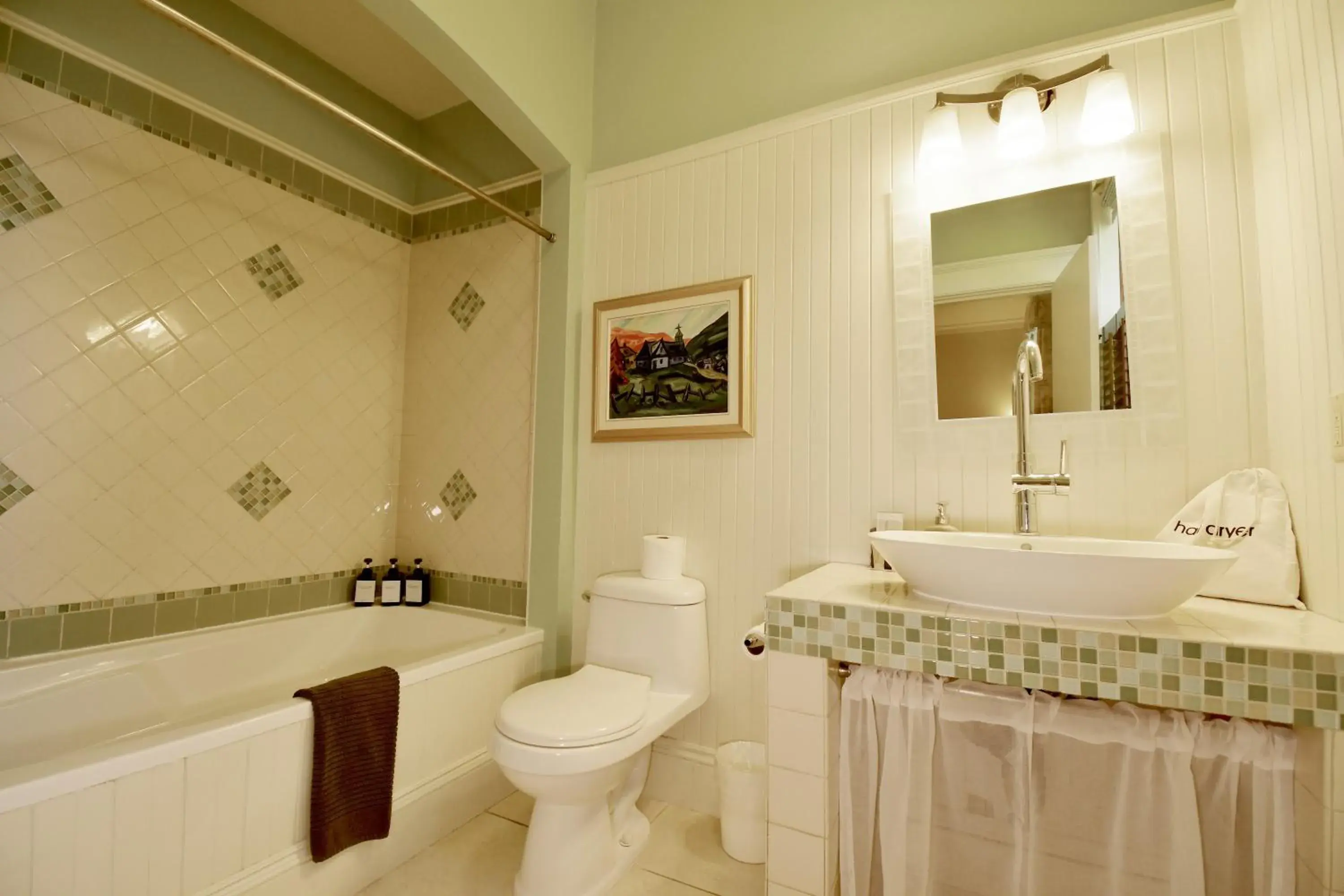 Deluxe Queen Room with Two Queen Beds in Tait House by Bower Boutique Hotels Deluxe Queen Room with Two Queen Beds in Tait House by Bower Boutique Hotels