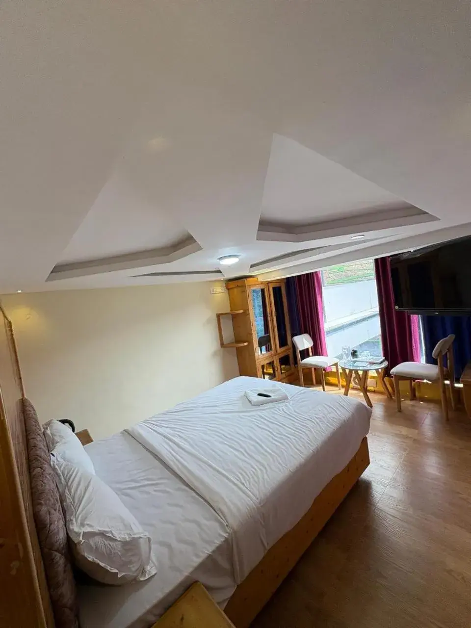 Deluxe Queen Room in Rozana Retreats Ooty Deluxe Queen Room in Rozana Retreats Ooty