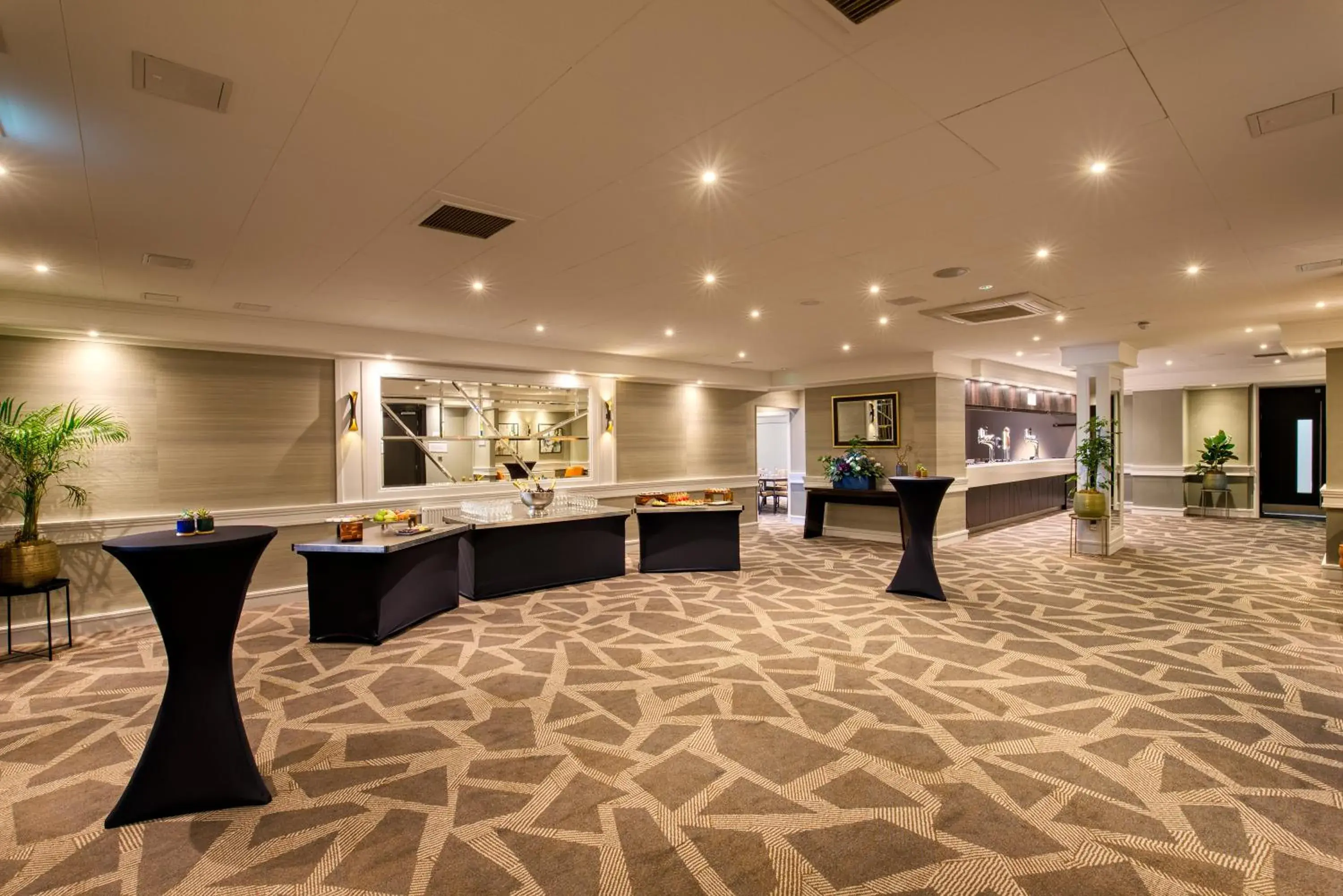 Lounge or bar in DoubleTree by Hilton London Ealing Lounge or bar in DoubleTree by Hilton London Ealing