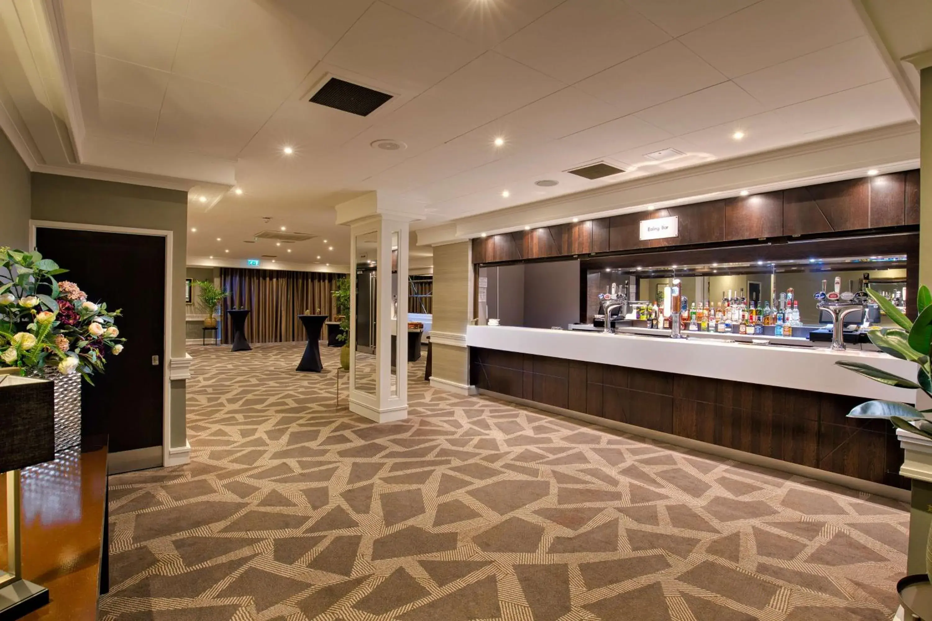 Lounge or bar in DoubleTree by Hilton London Ealing Lounge or bar in DoubleTree by Hilton London Ealing