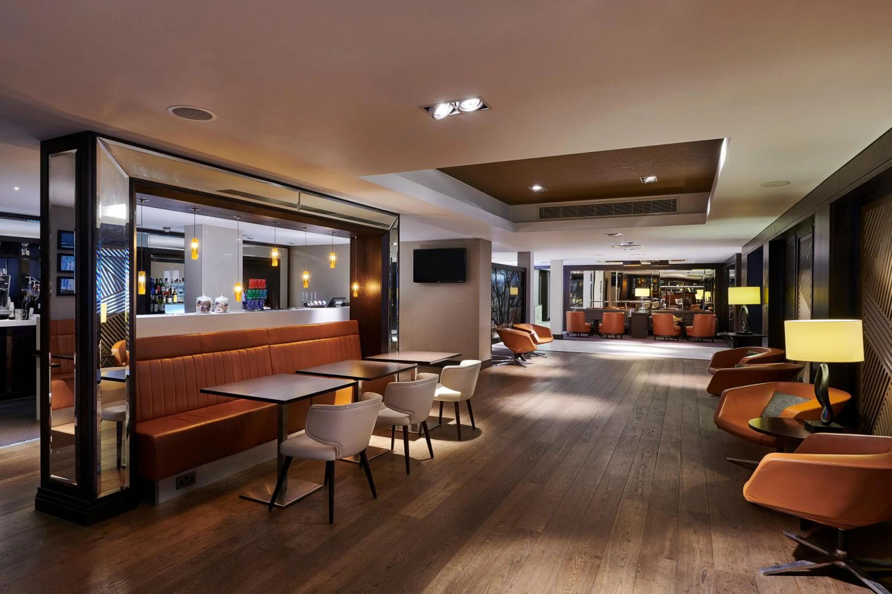 Lounge or bar in DoubleTree by Hilton London Ealing