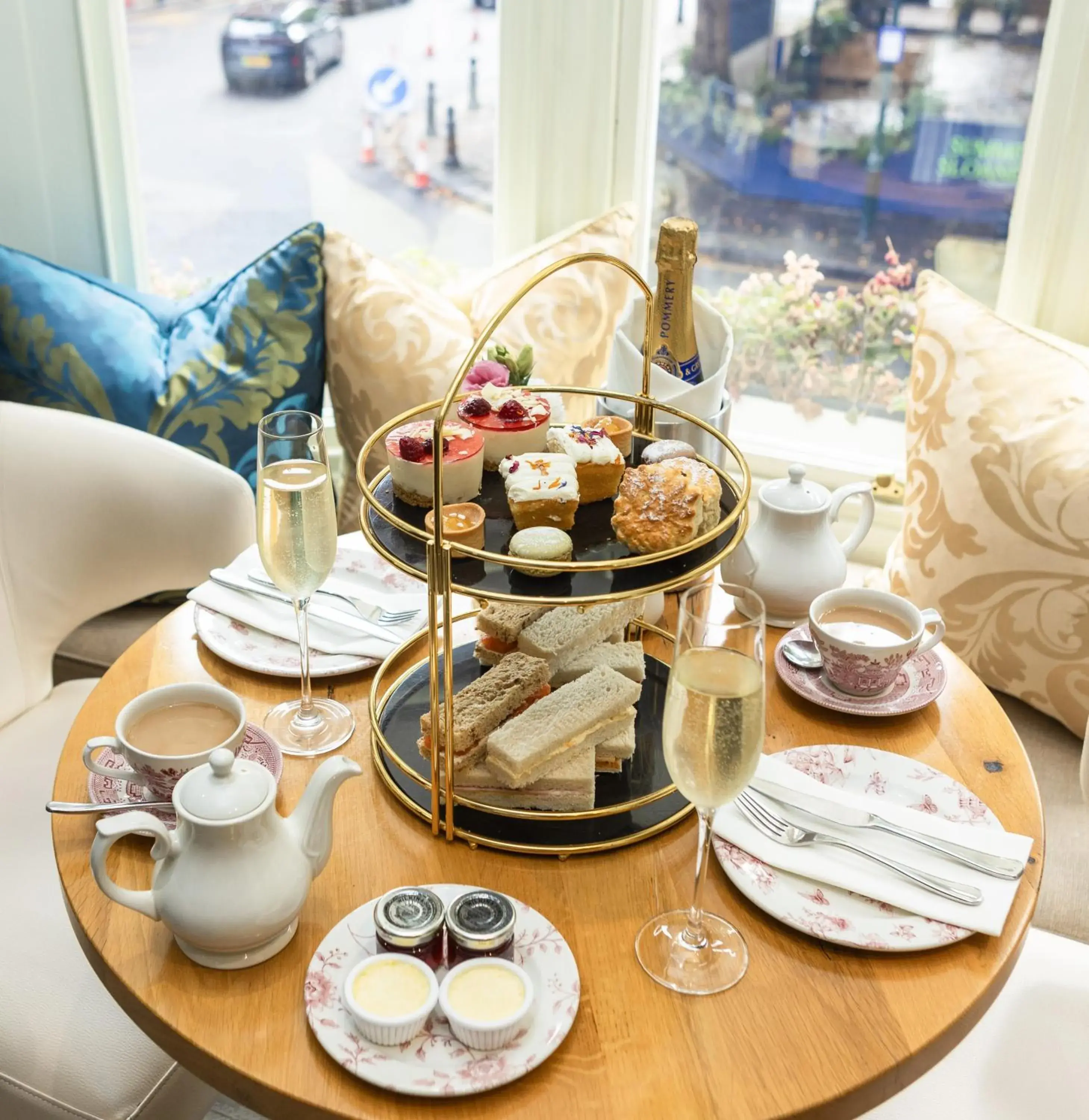 Lounge or bar in Sloane Square Hotel Lounge or bar in Sloane Square Hotel