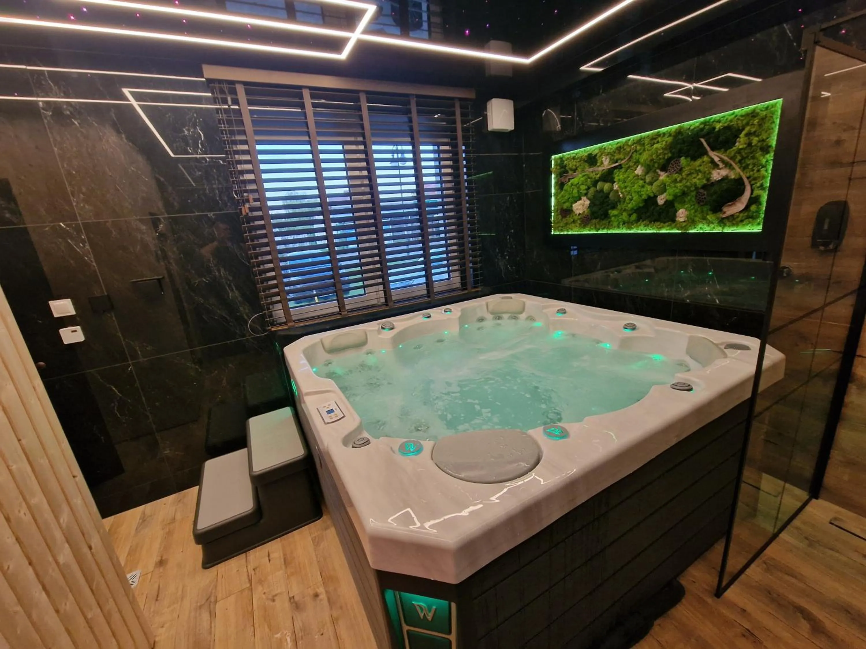 Hot Tub in Etna Apart