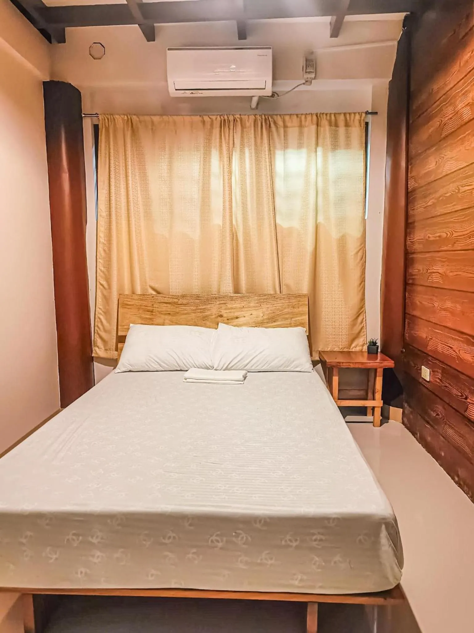 Bed in Camote's Lake Retreat