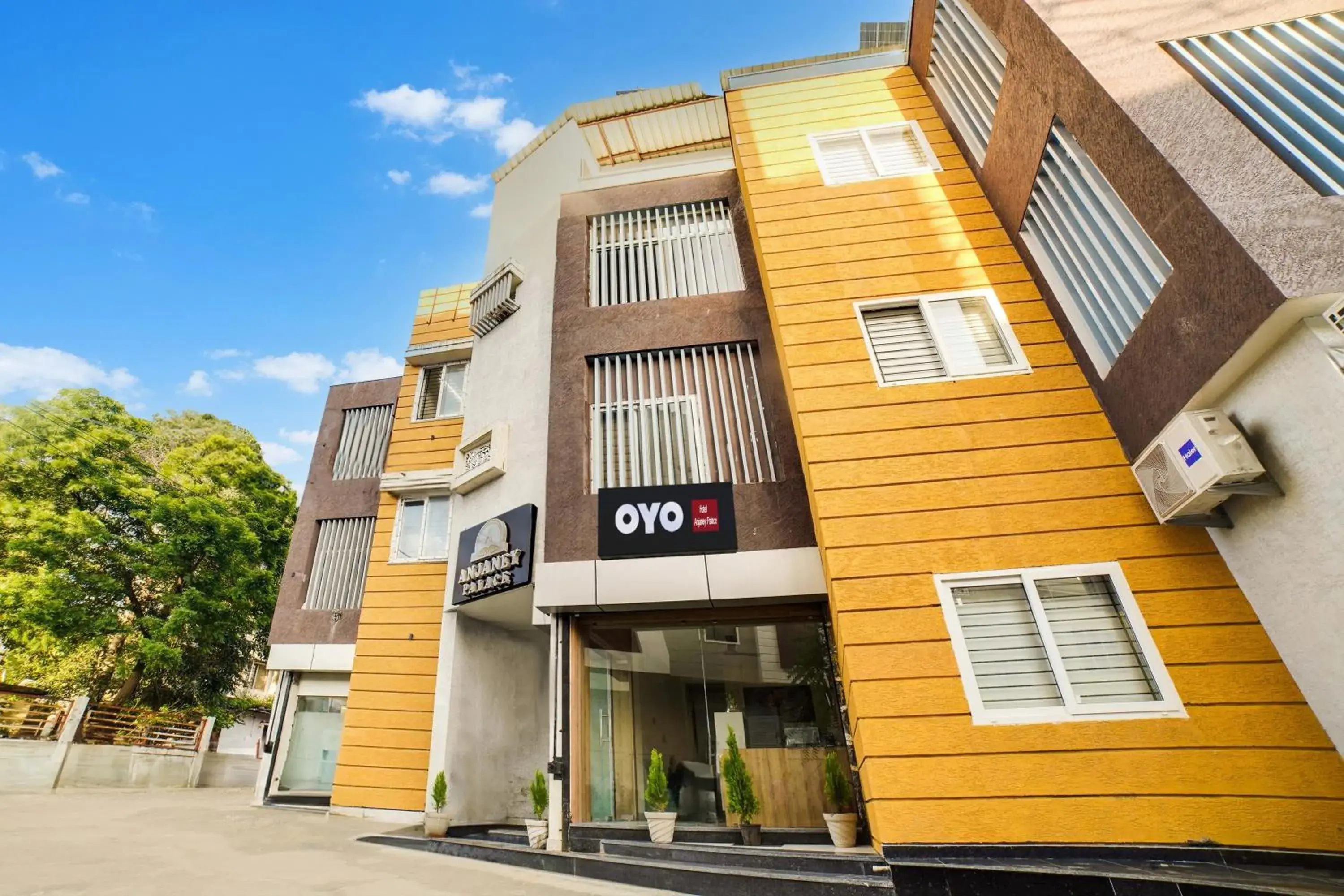 Facade/entrance in HOTEL O ANJANEY PALACE Facade/entrance in HOTEL O ANJANEY PALACE