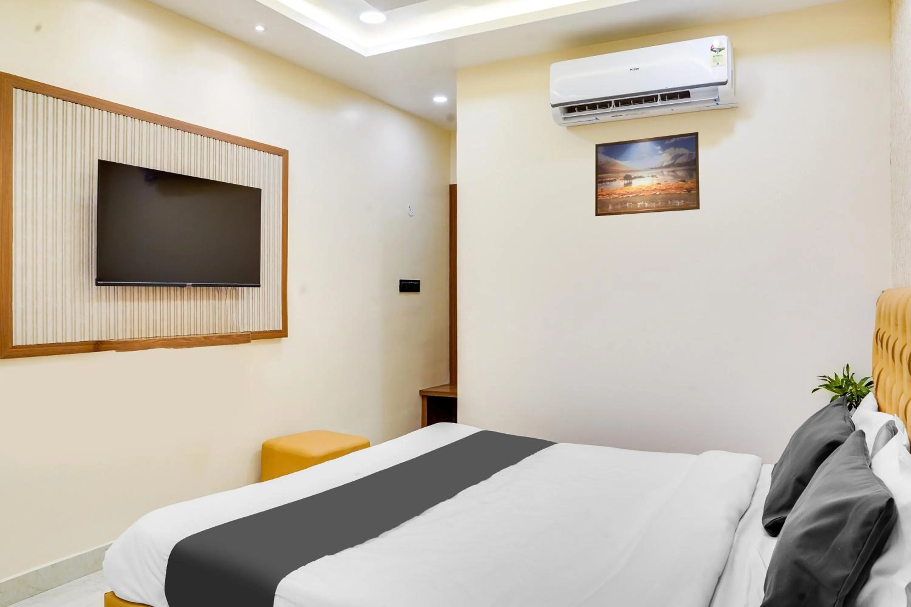 Bedroom, Bed in HOTEL O ANJANEY PALACE