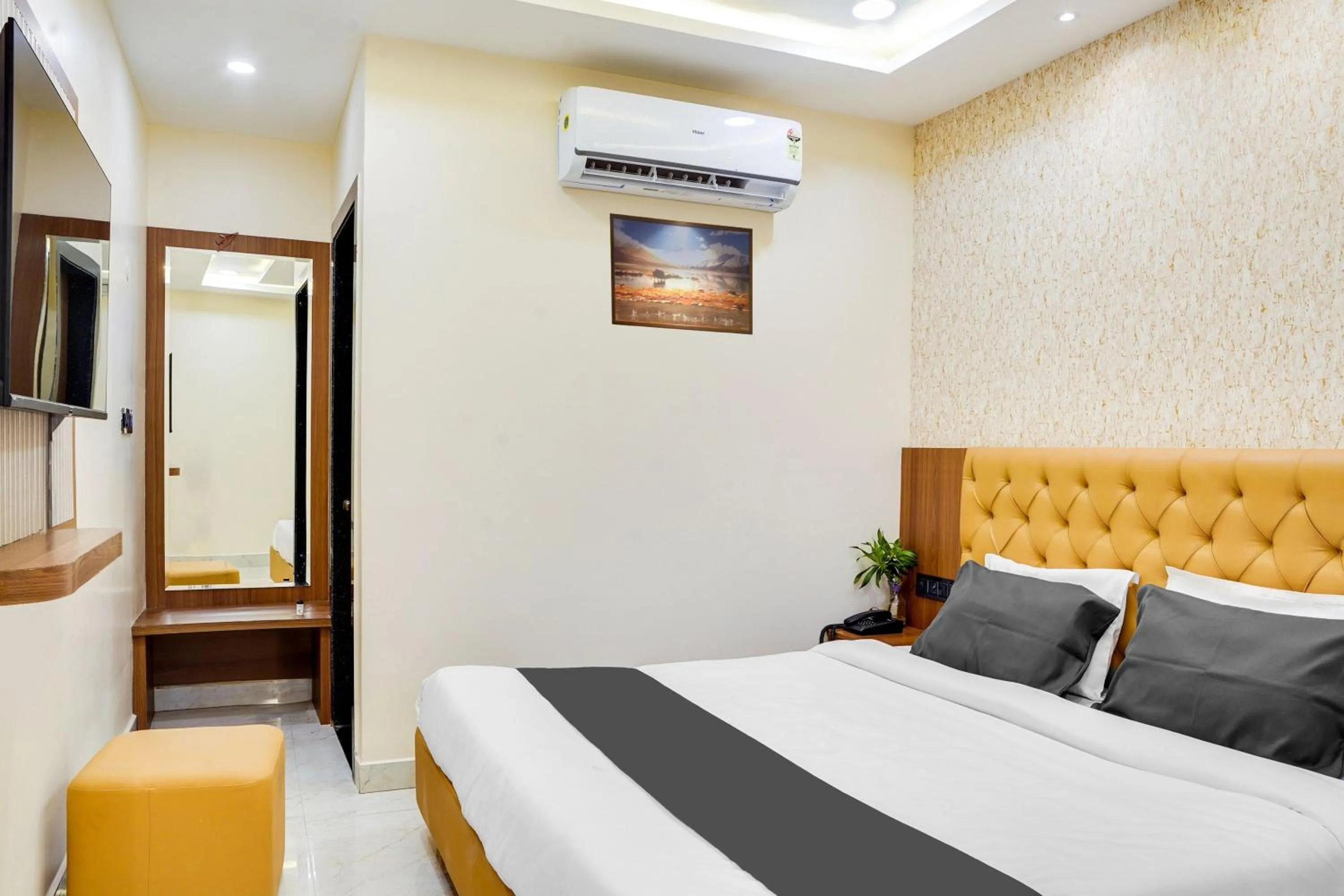 Facade/entrance, Bed in Super HOTEL O ANJANEY PALACE