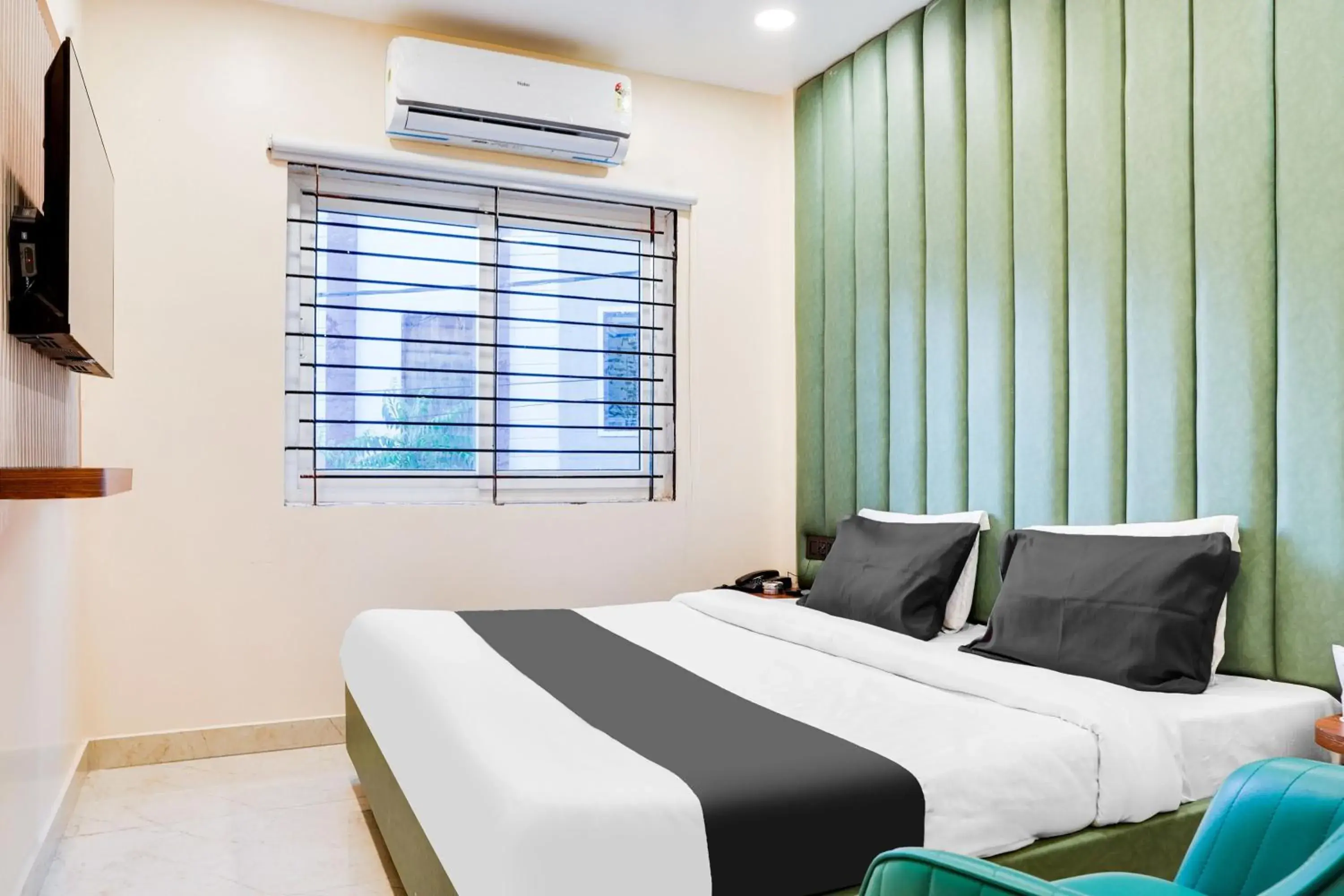 Bedroom, Bed in HOTEL O ANJANEY PALACE Bedroom, Bed in HOTEL O ANJANEY PALACE