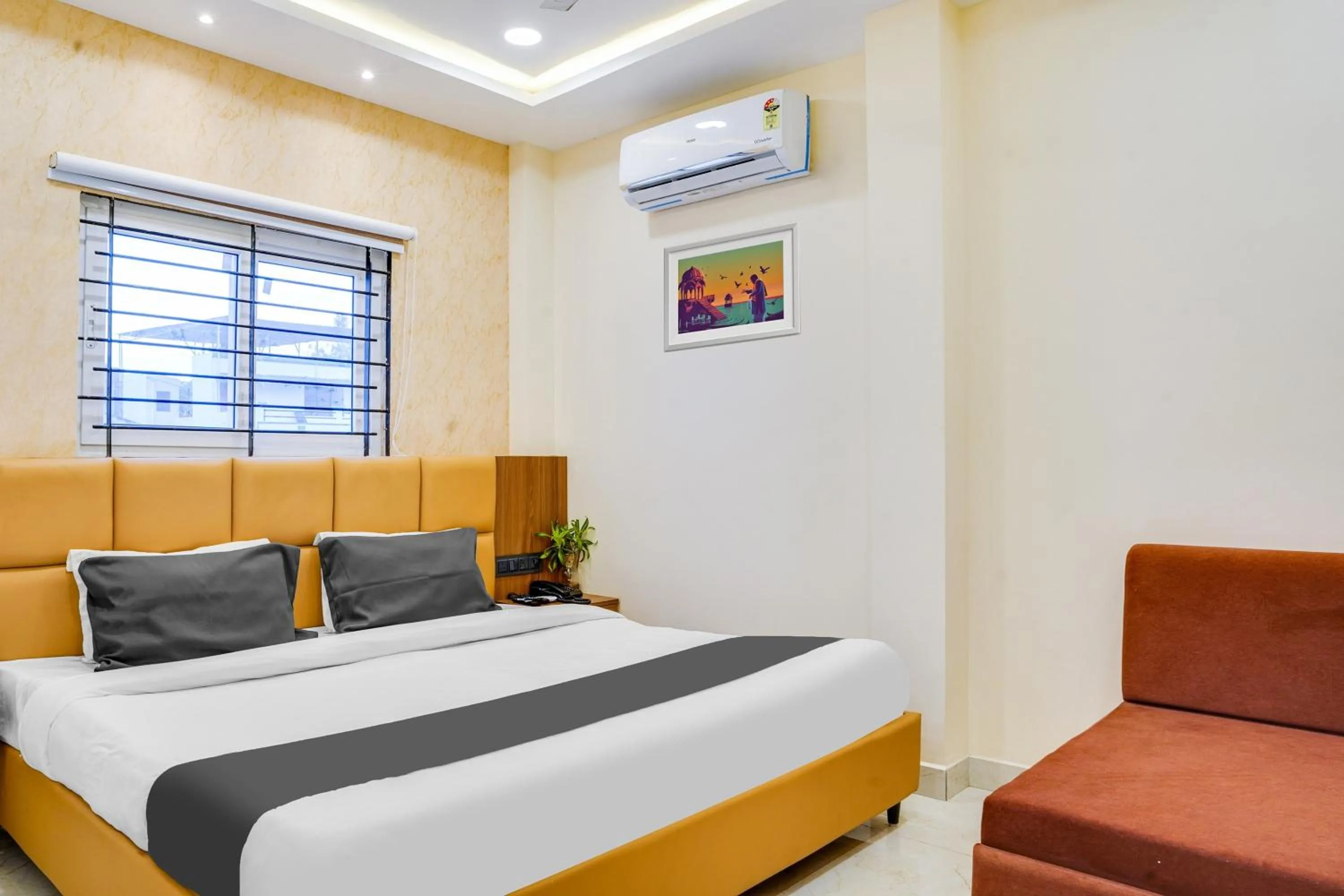 Facade/entrance, Bed in HOTEL O ANJANEY PALACE