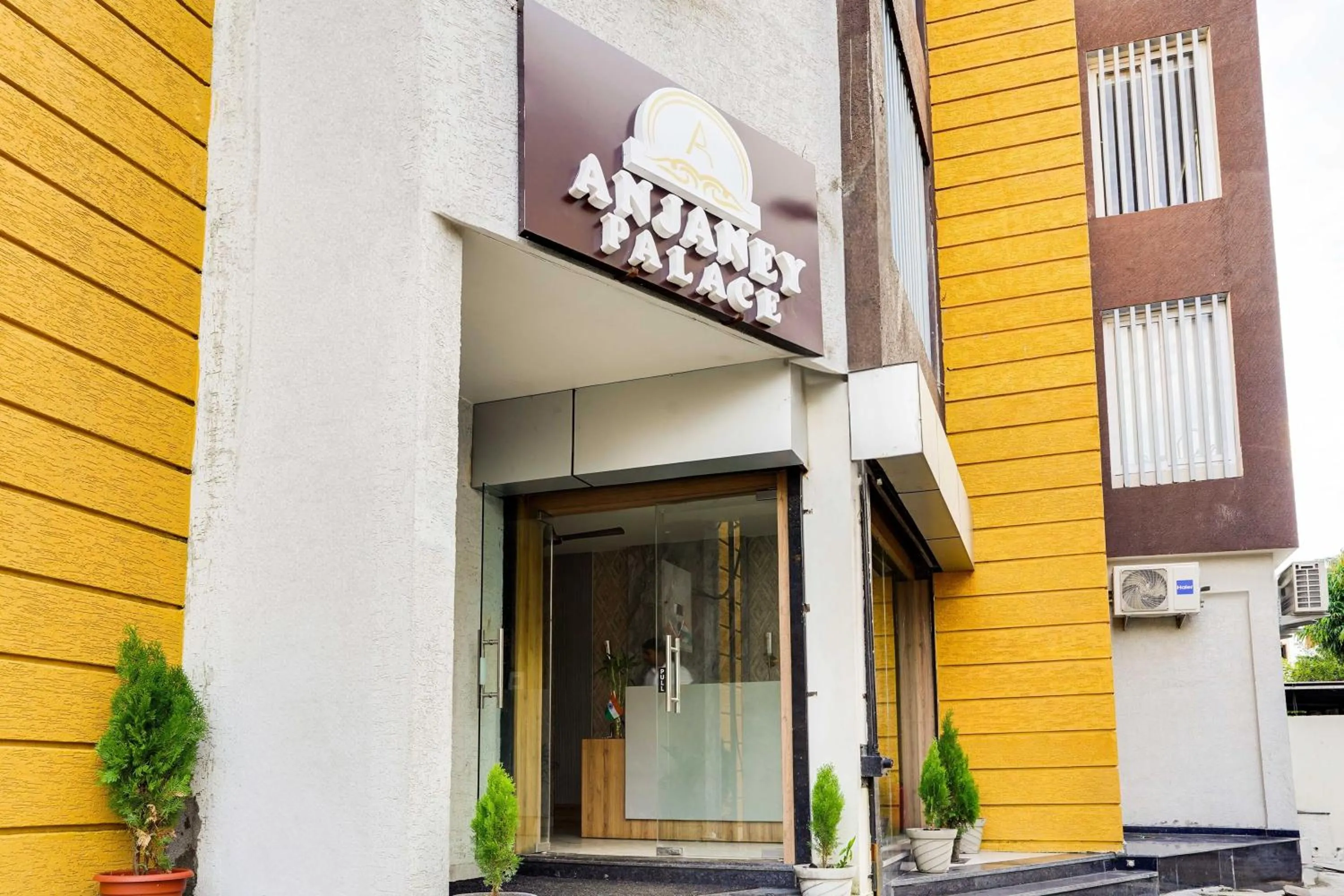 Facade/entrance in Super HOTEL O ANJANEY PALACE