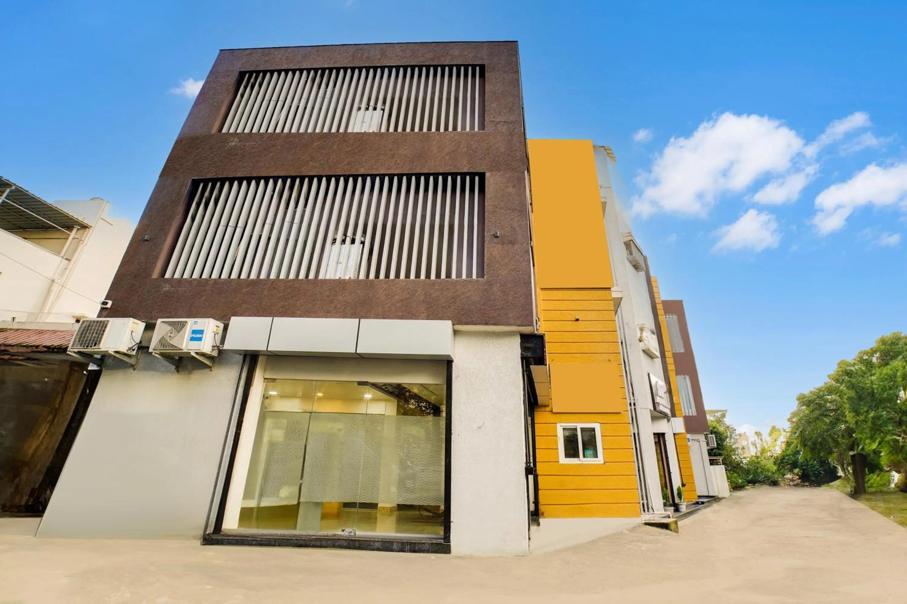Facade/entrance in HOTEL O ANJANEY PALACE