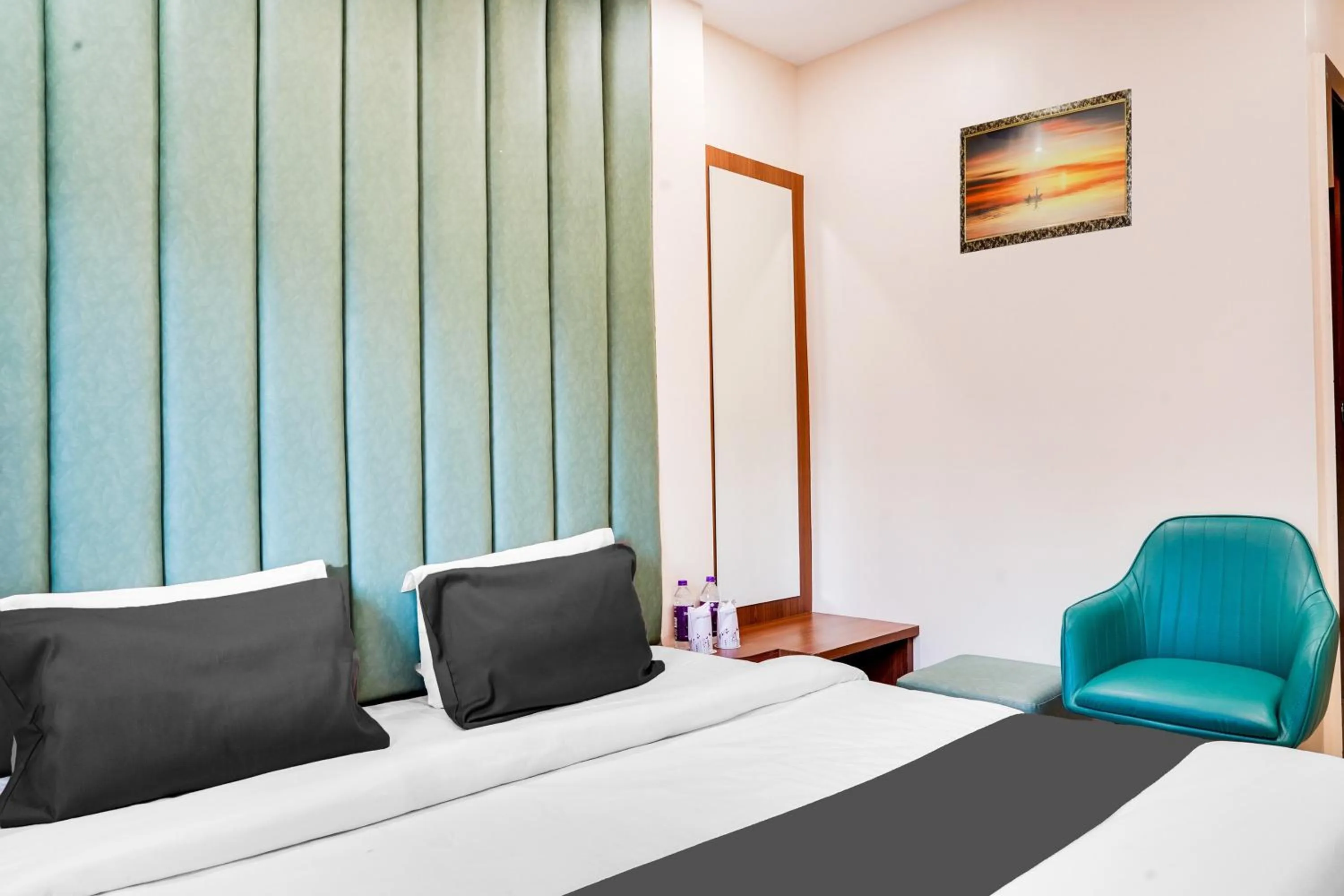 Facade/entrance, Bed in Super HOTEL O ANJANEY PALACE