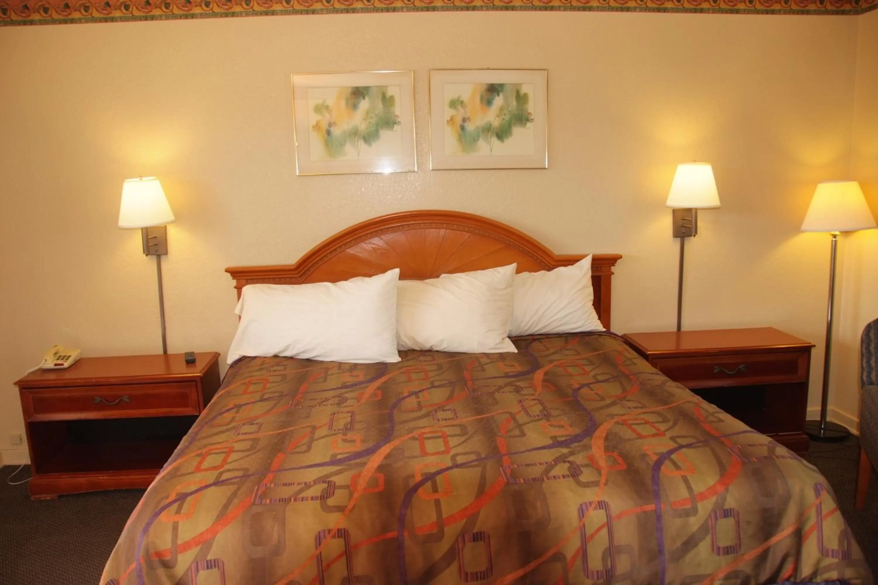 Bed, Room Photo in The Suwannee Gables Motel & Marina