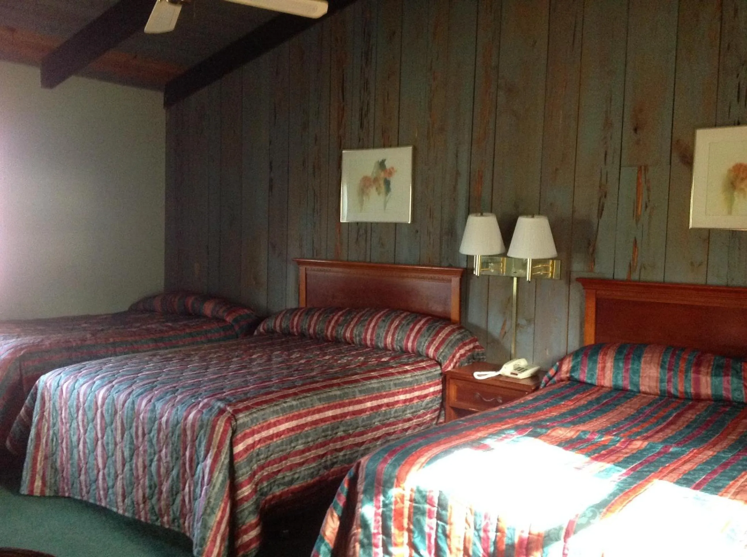 Bedroom in The Suwannee Gables Motel & Marina