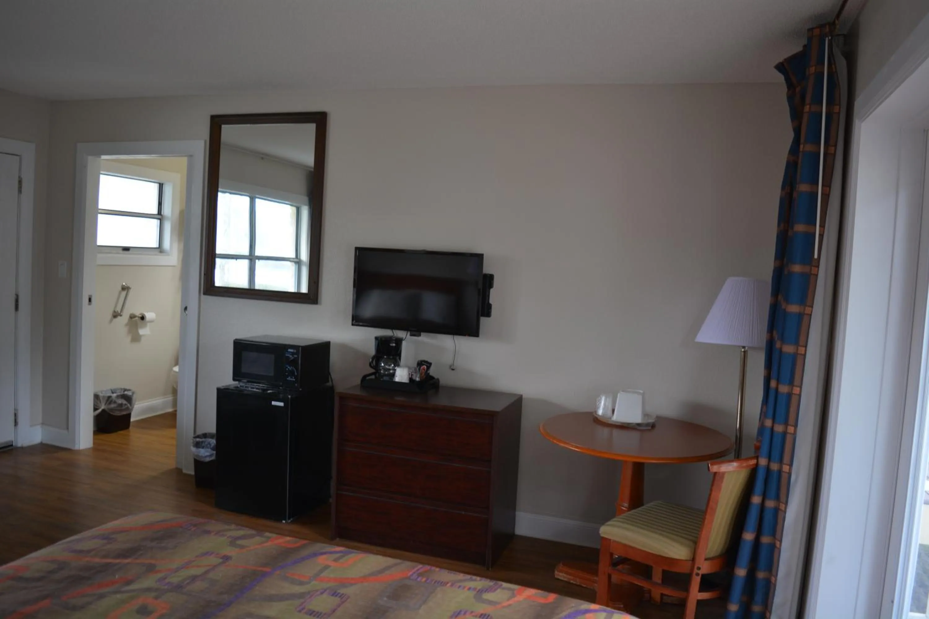 TV/Entertainment Center in The Suwannee Gables Motel & Marina