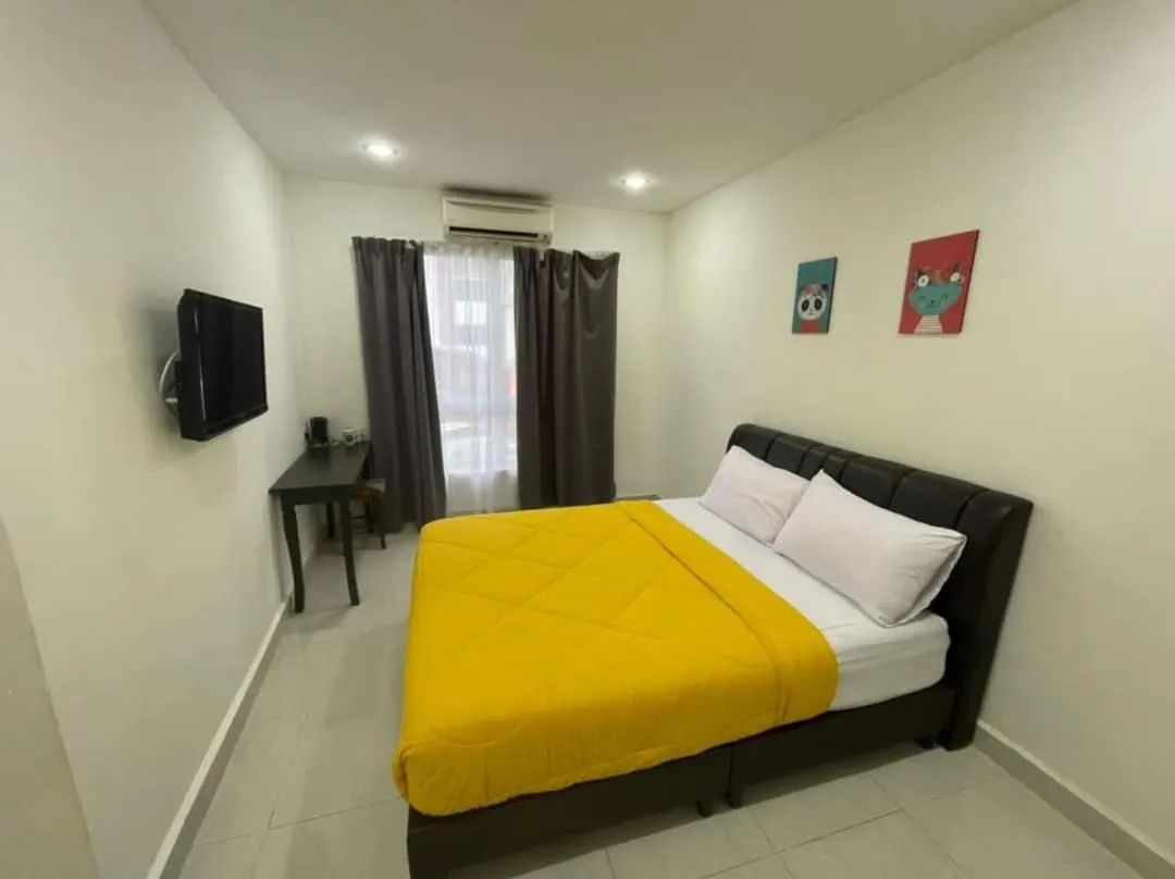 Communal lounge/ TV room in Hilya Inn