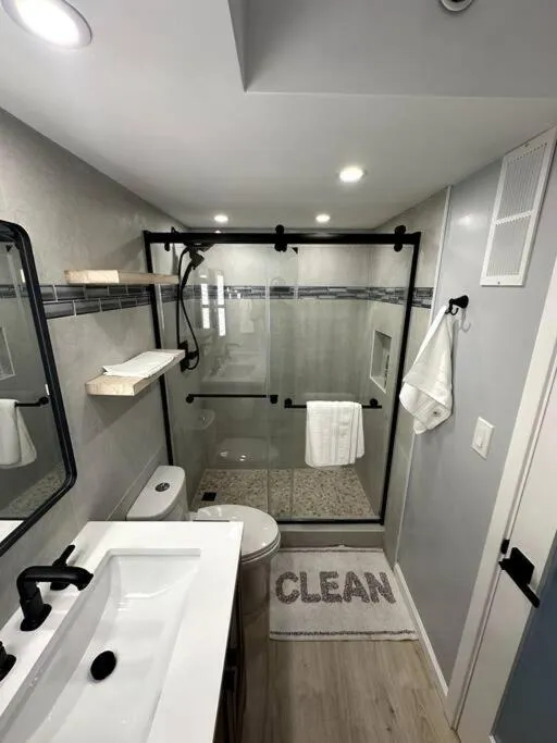 Shower in Gem of Waikiki at Inn on the Park