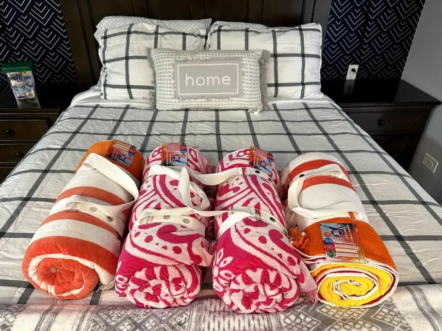towels, Bed in Gem of Waikiki at Inn on the Park