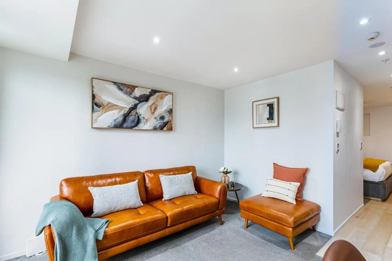 Stylish Modern Unit w Balcony and Pool Zodiak Stays