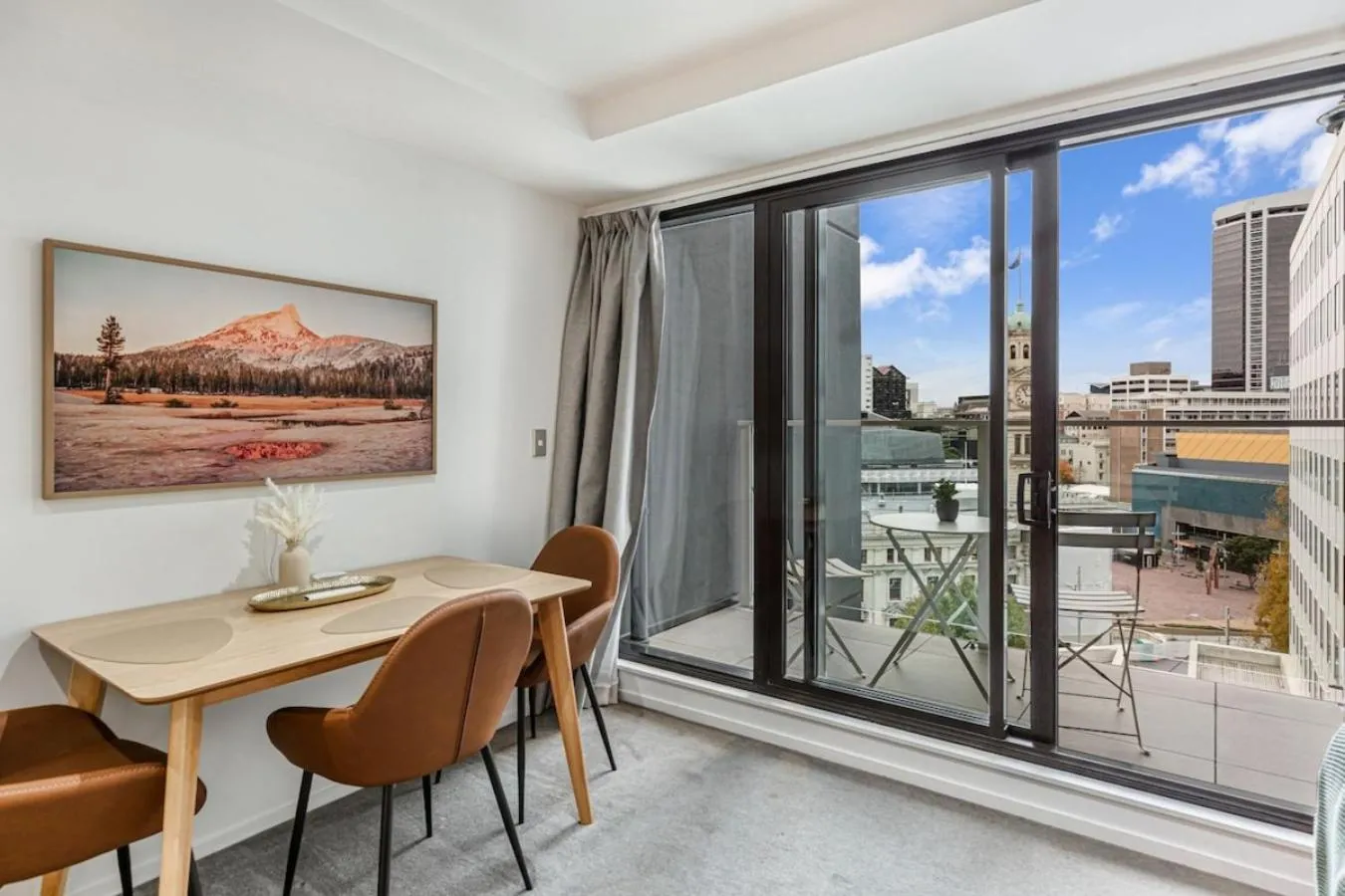 Stylish Modern Unit w Balcony and Pool Zodiak Stays