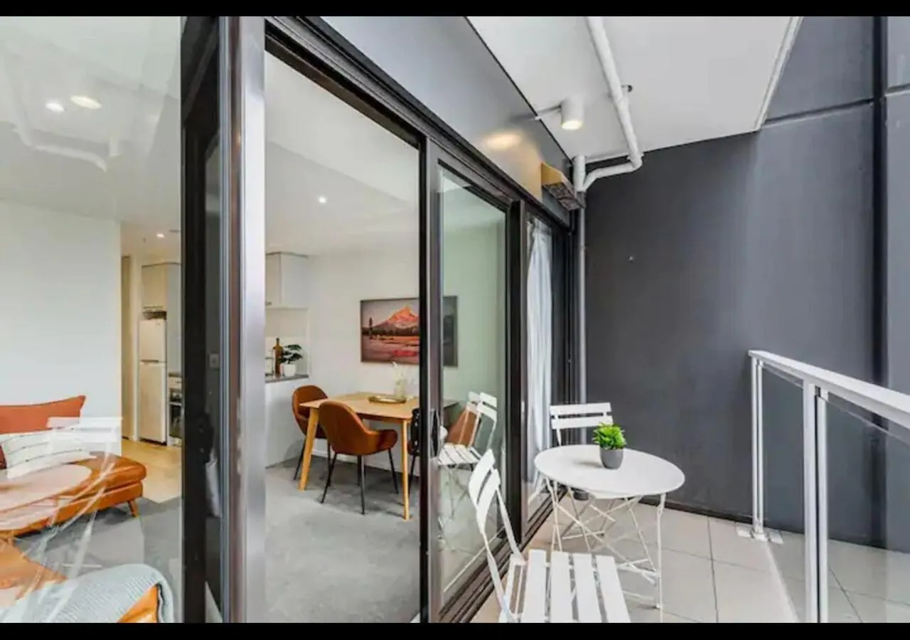Stylish Modern Unit w Balcony and Pool Zodiak Stays