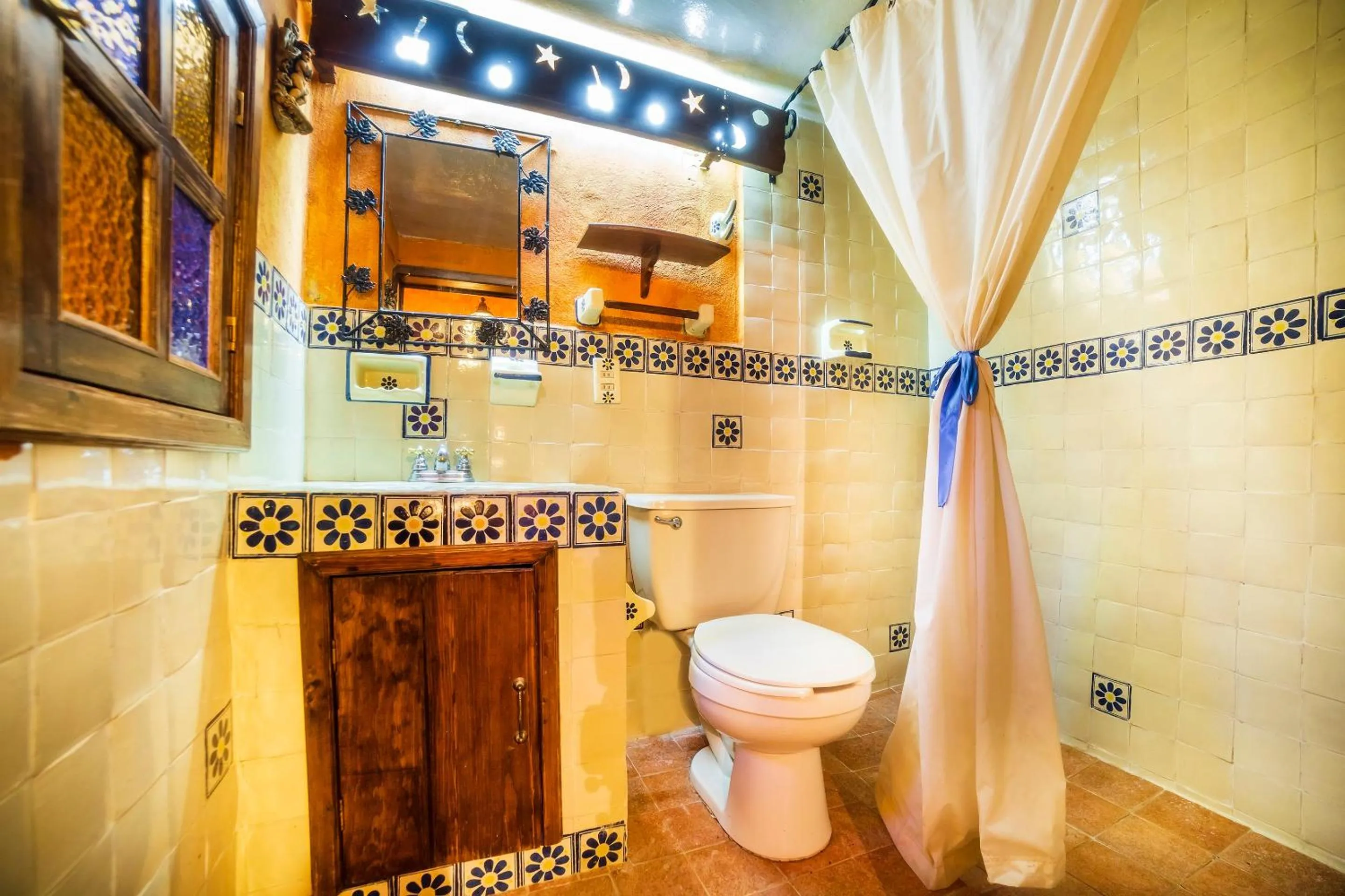 Bathroom in OYO Hotel El Mineral, Tlalpujahua