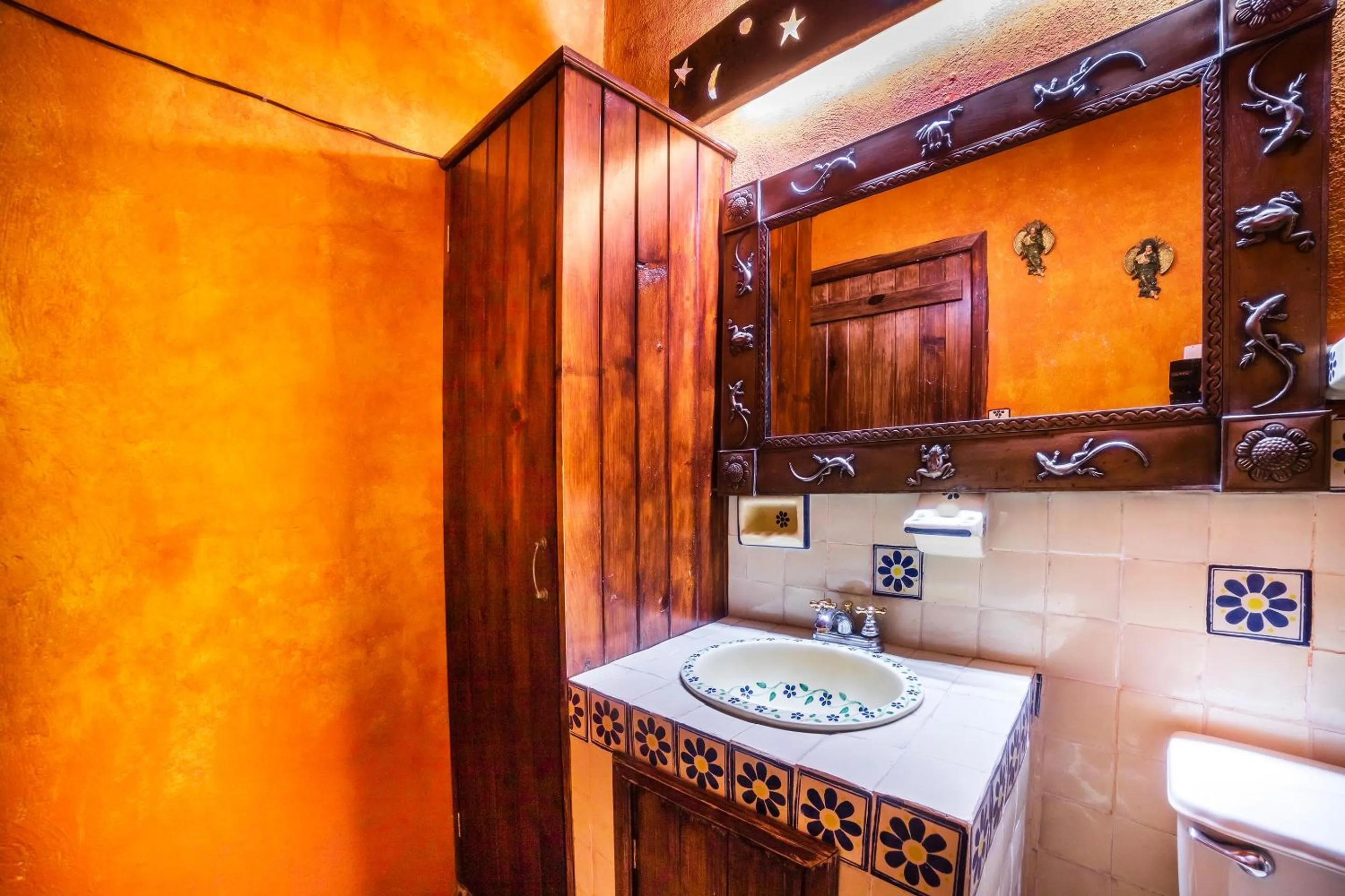 Bathroom in OYO Hotel El Mineral, Tlalpujahua