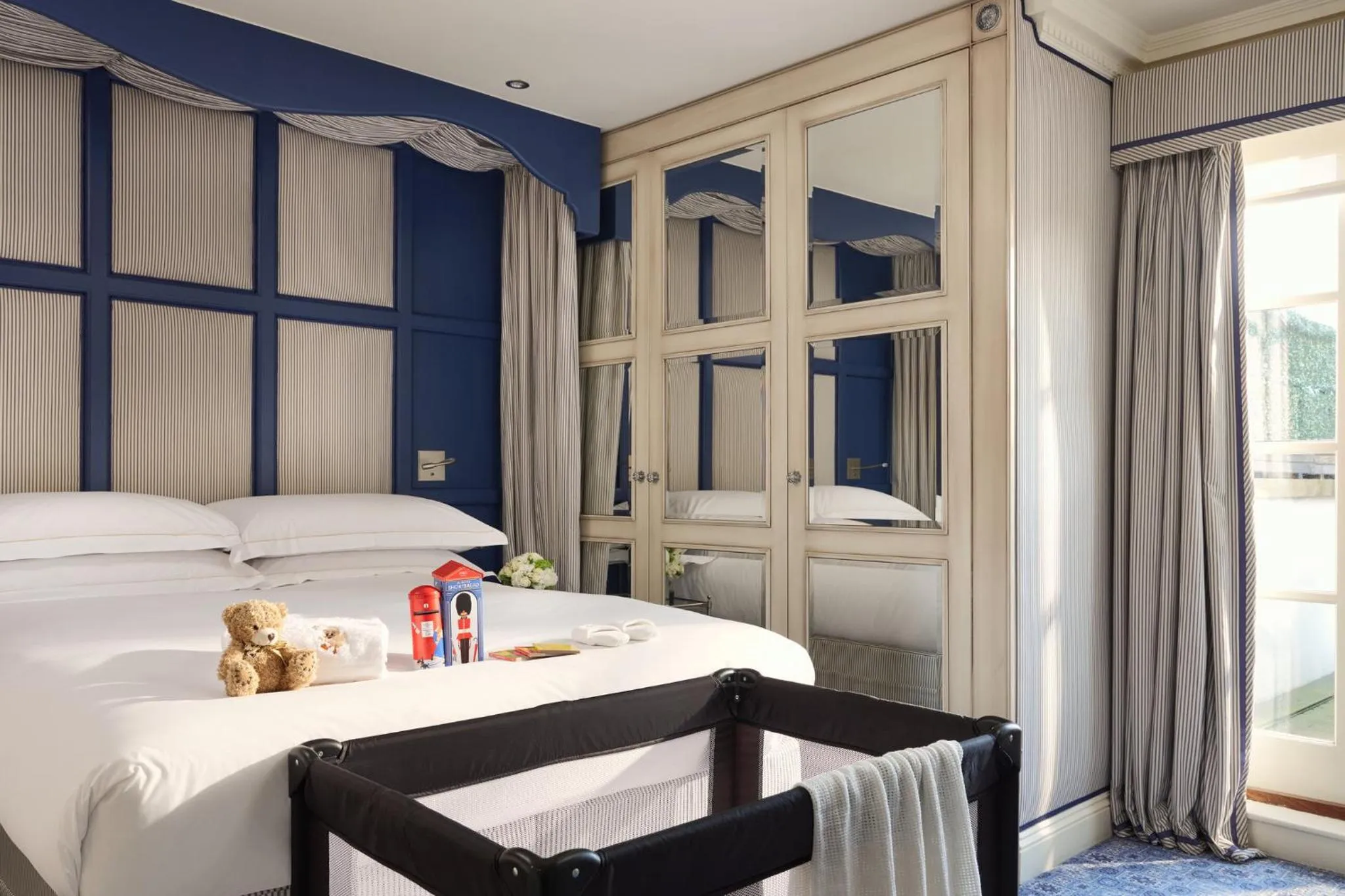 Bedroom, Bed in Milestone Hotel Kensington