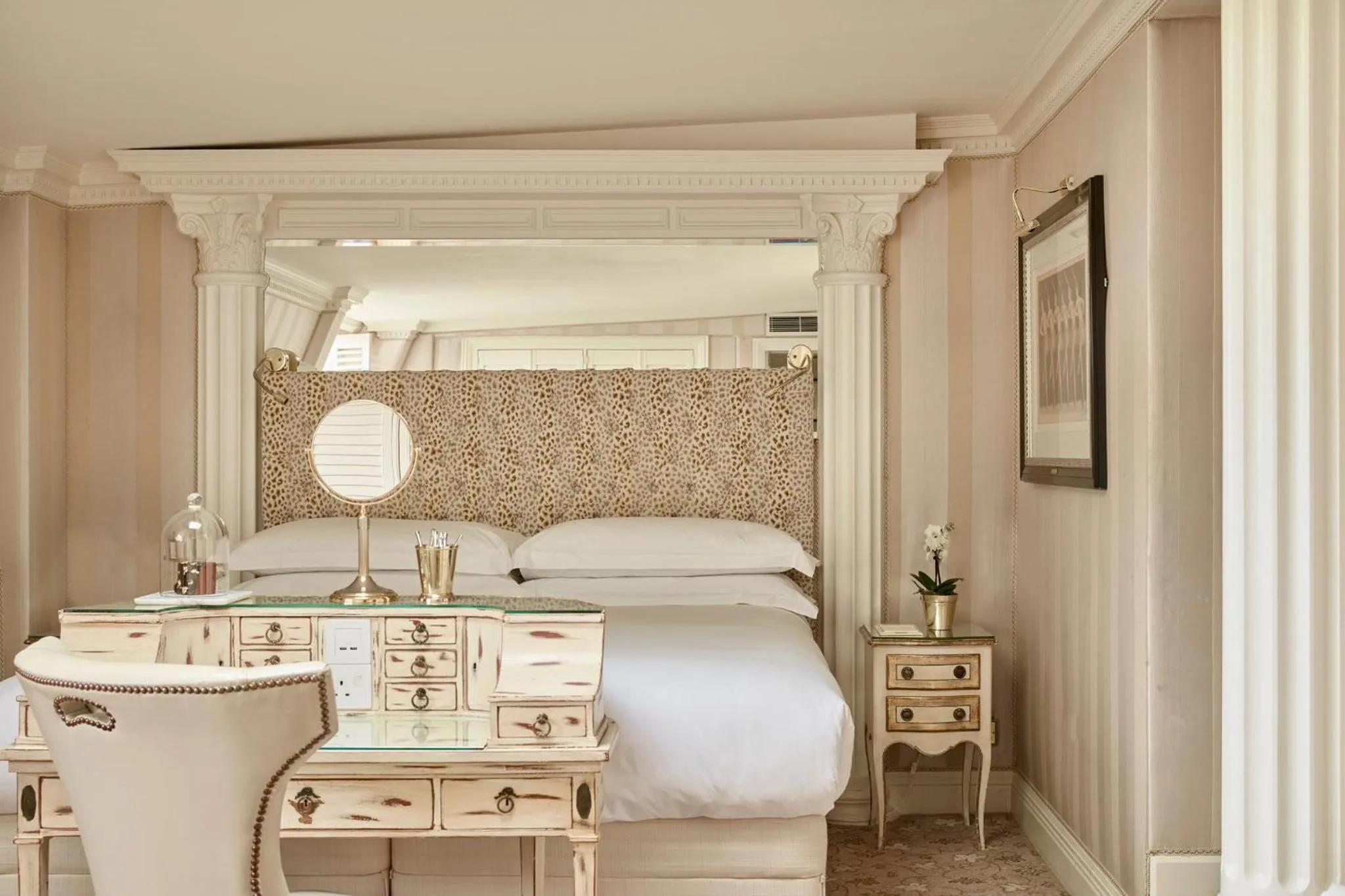 Bedroom, Bed in Milestone Hotel Kensington