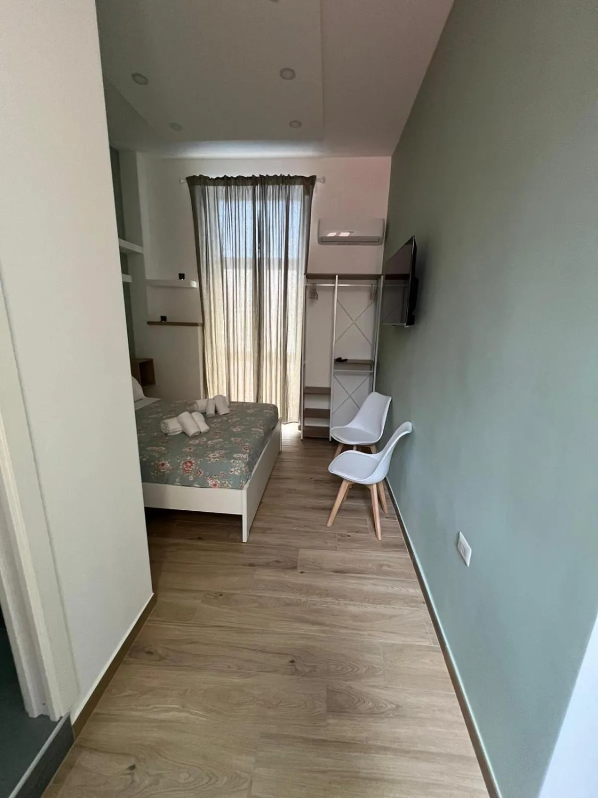 Photo of the whole room, Bed in VPM ROOMS central train station