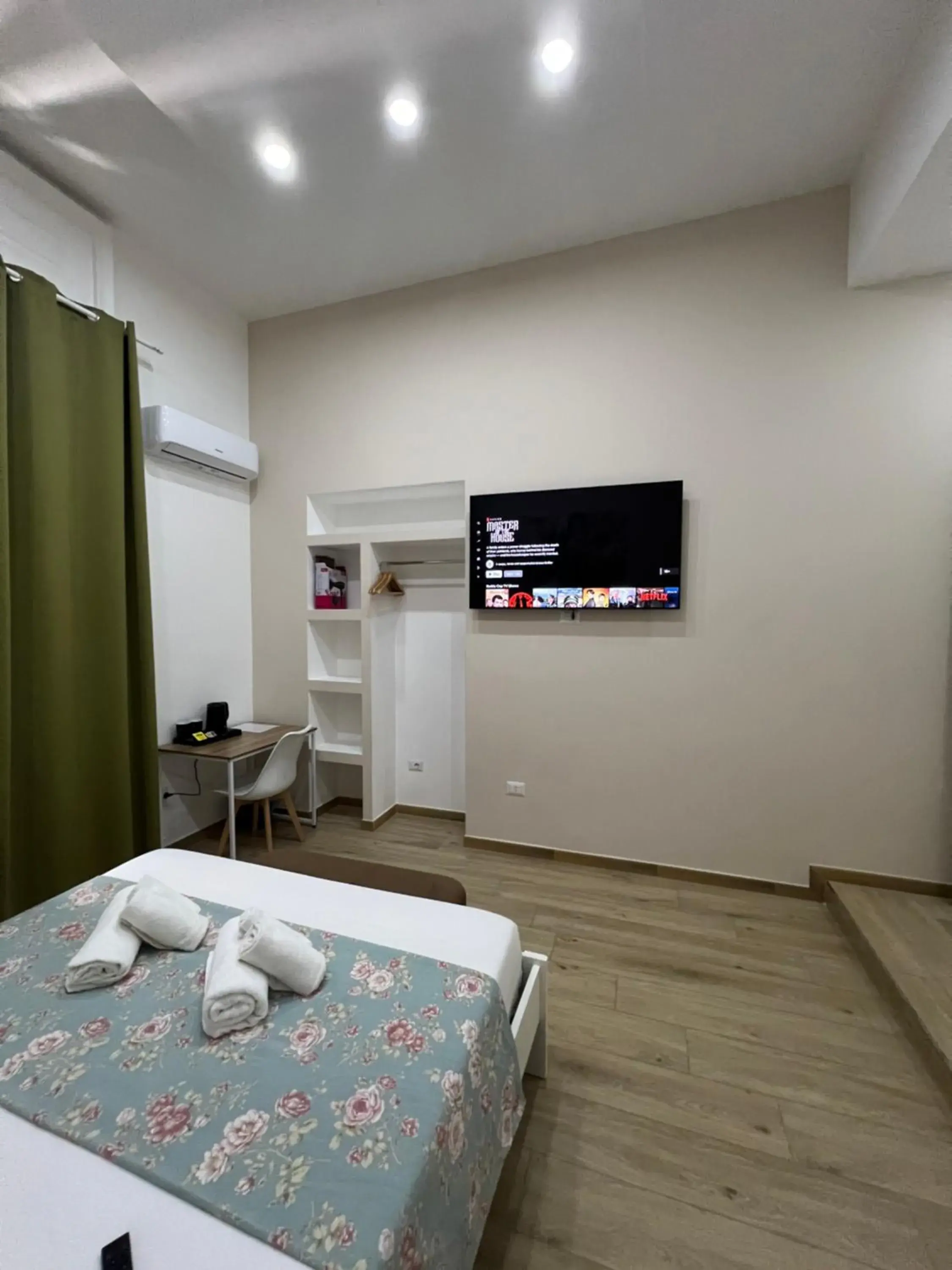 Double Room with Balcony in VPM ROOMS central train station Double Room with Balcony in VPM ROOMS central train station