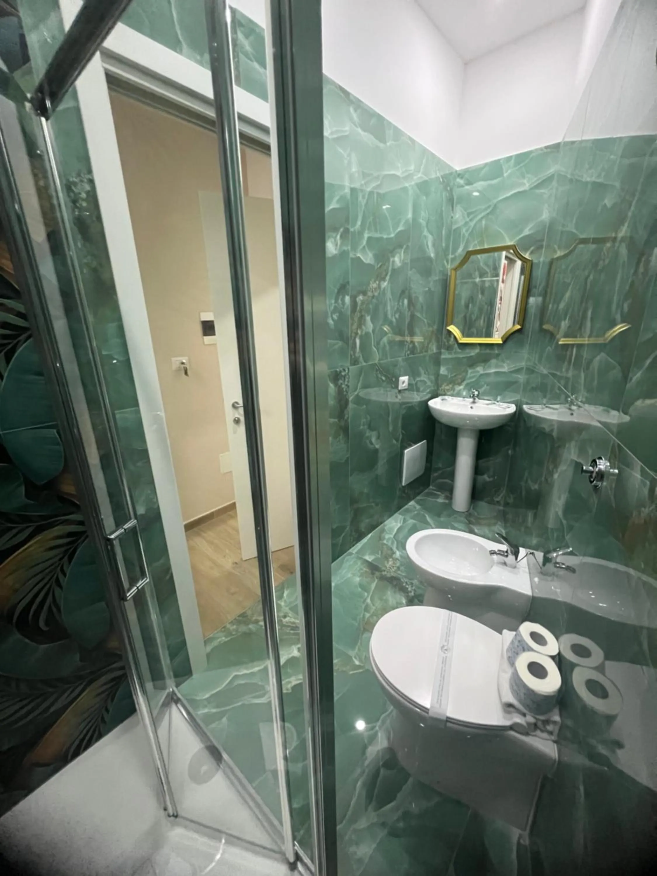 Shower in VPM ROOMS central train station