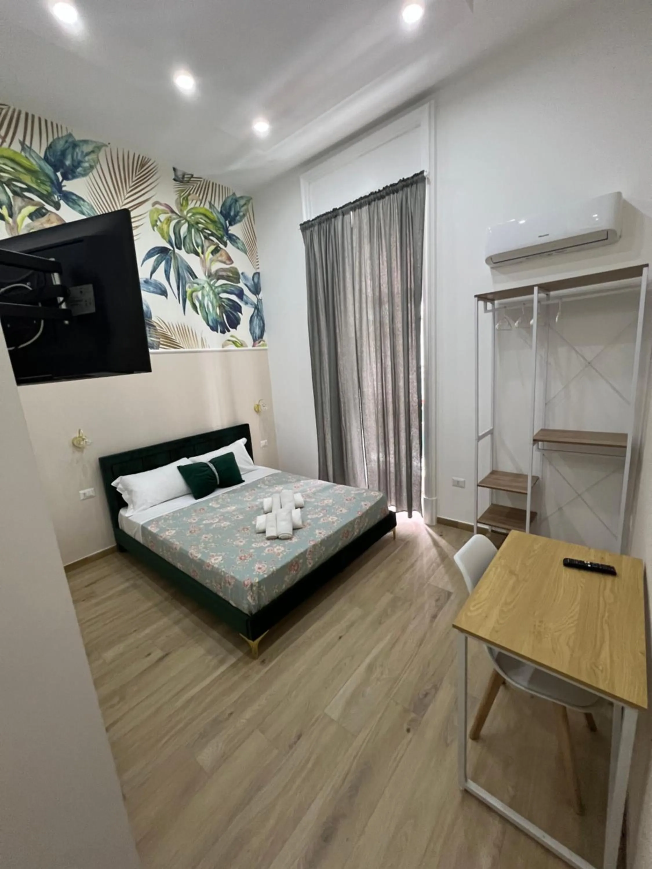 Bedroom, Bed in VPM ROOMS central train station