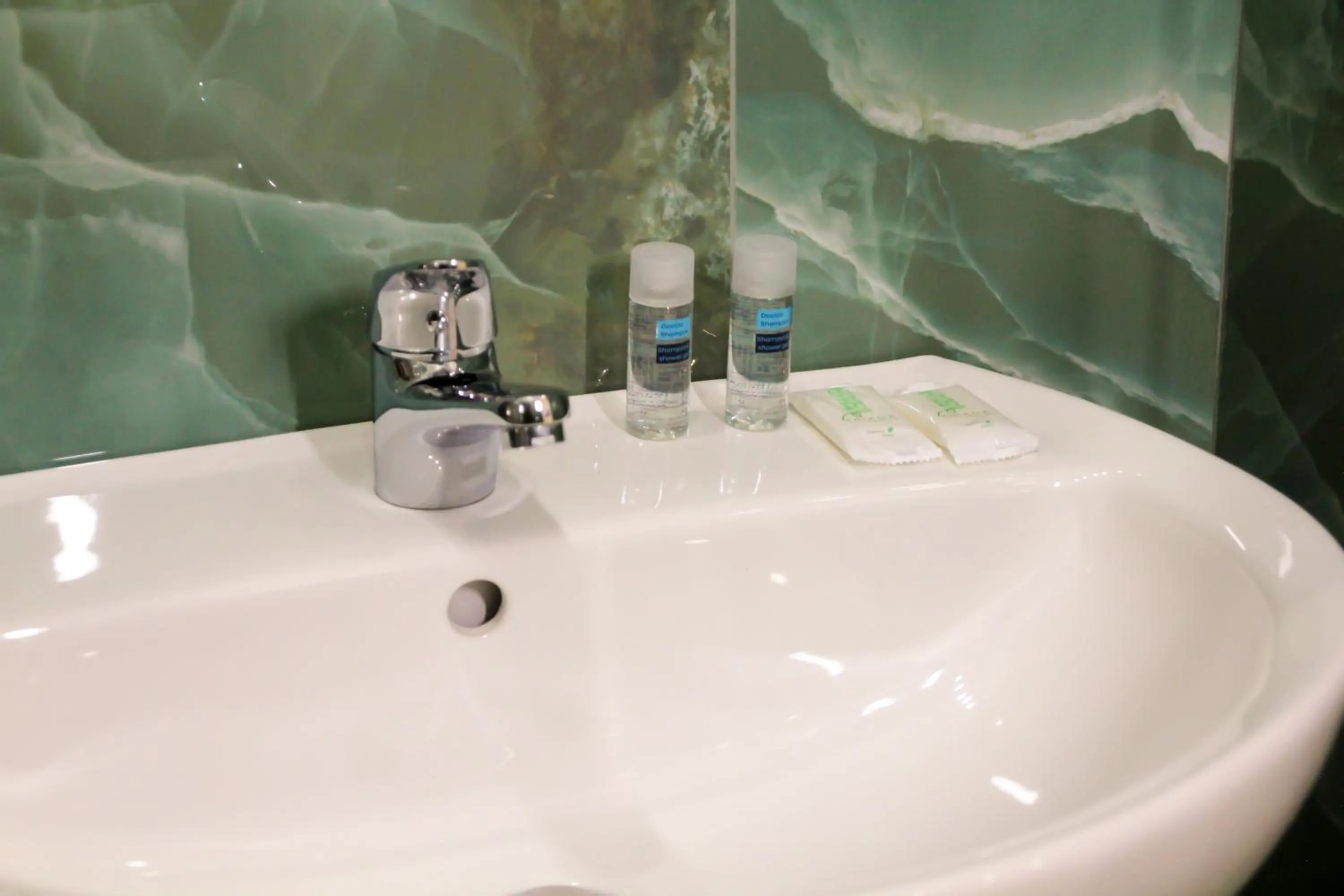 Bathroom in VPM ROOMS central train station