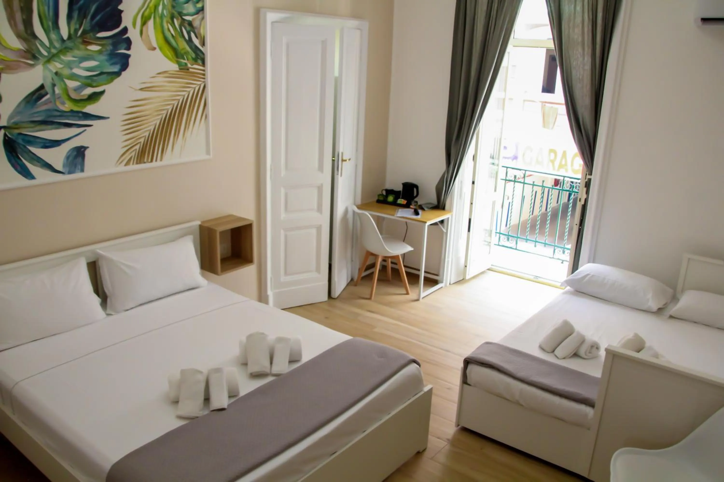 Balcony/Terrace, Bed in VPM ROOMS central train station