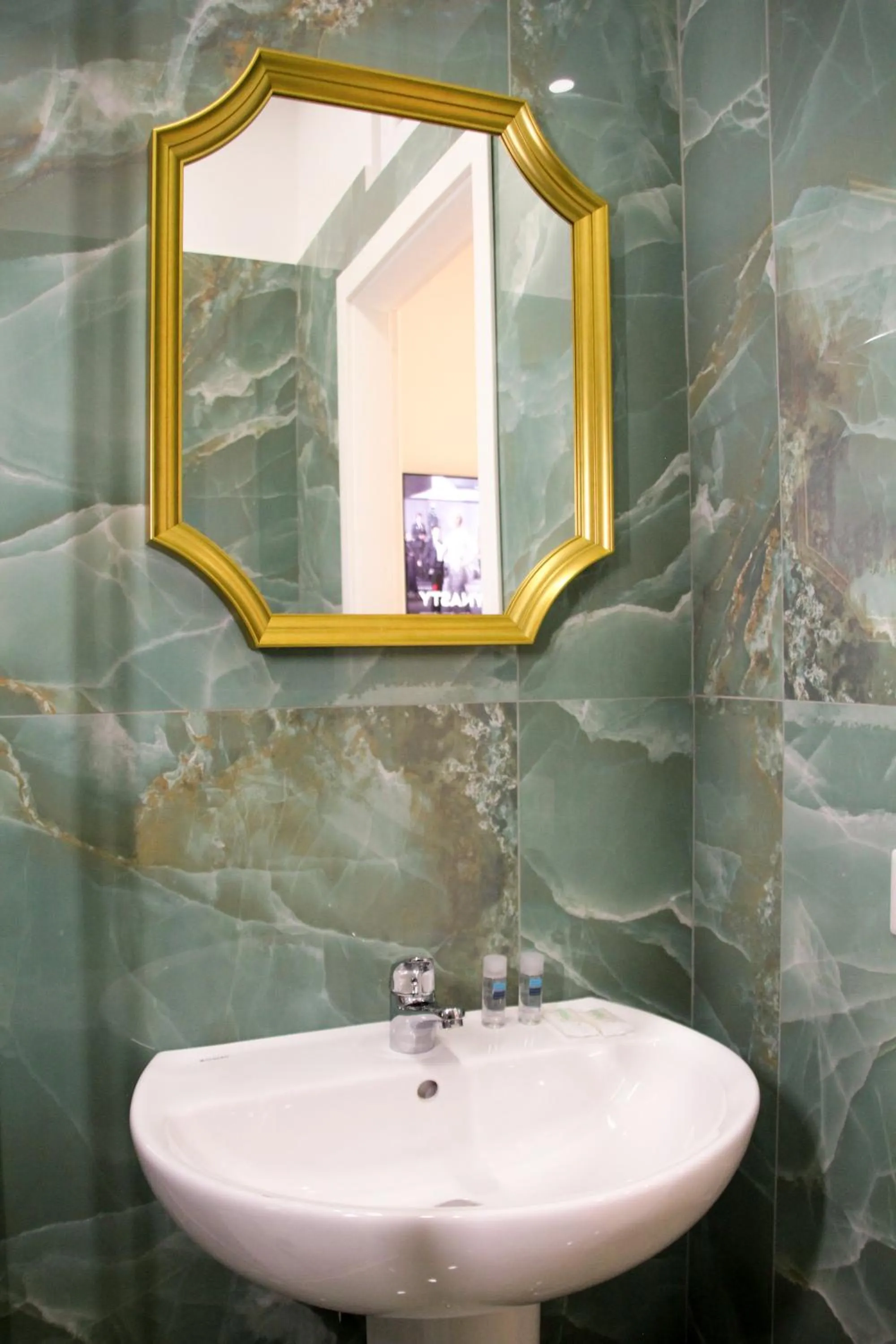 Bathroom in VPM ROOMS central train station