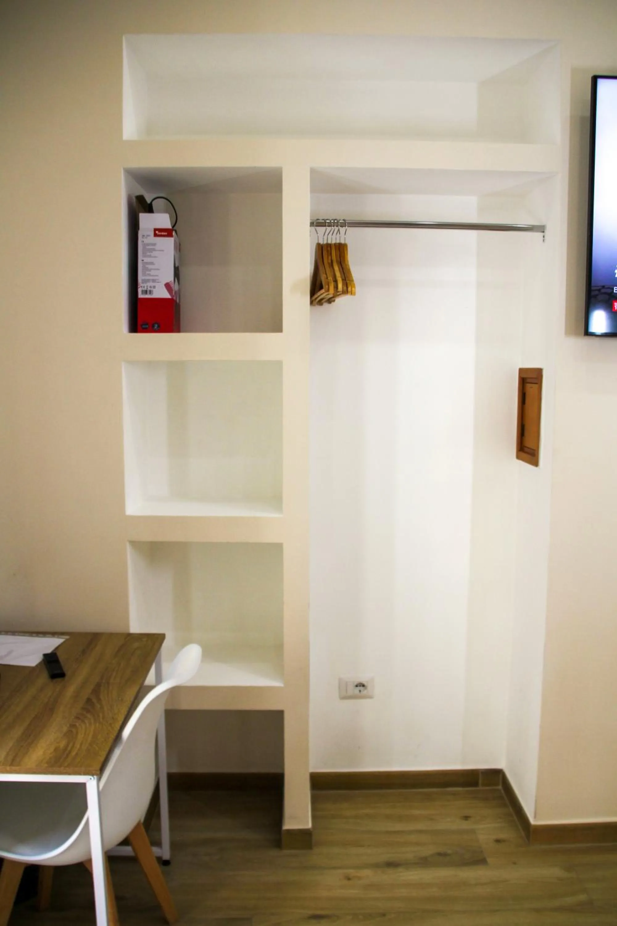 wardrobe in VPM ROOMS central train station