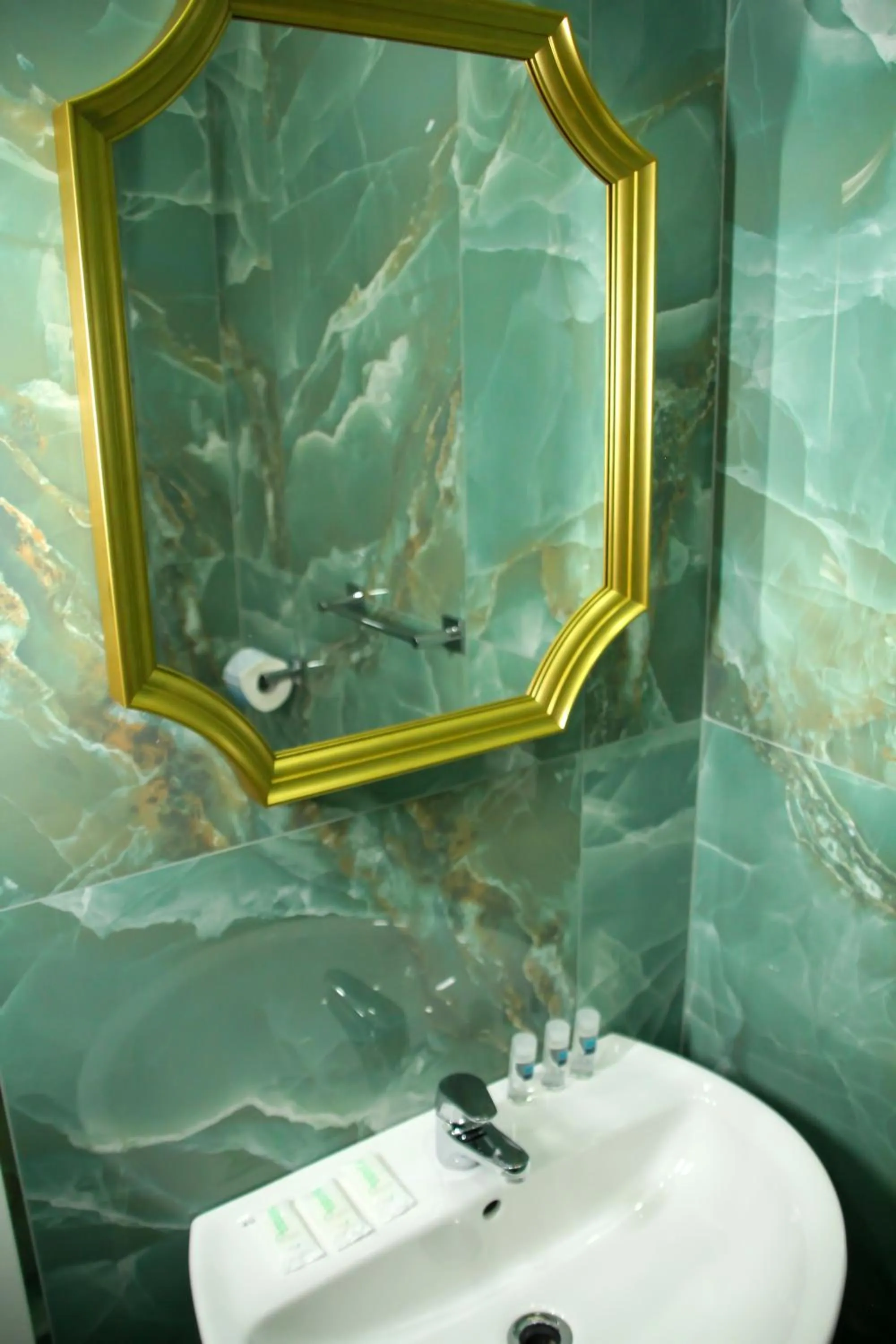 Bathroom in VPM ROOMS central train station