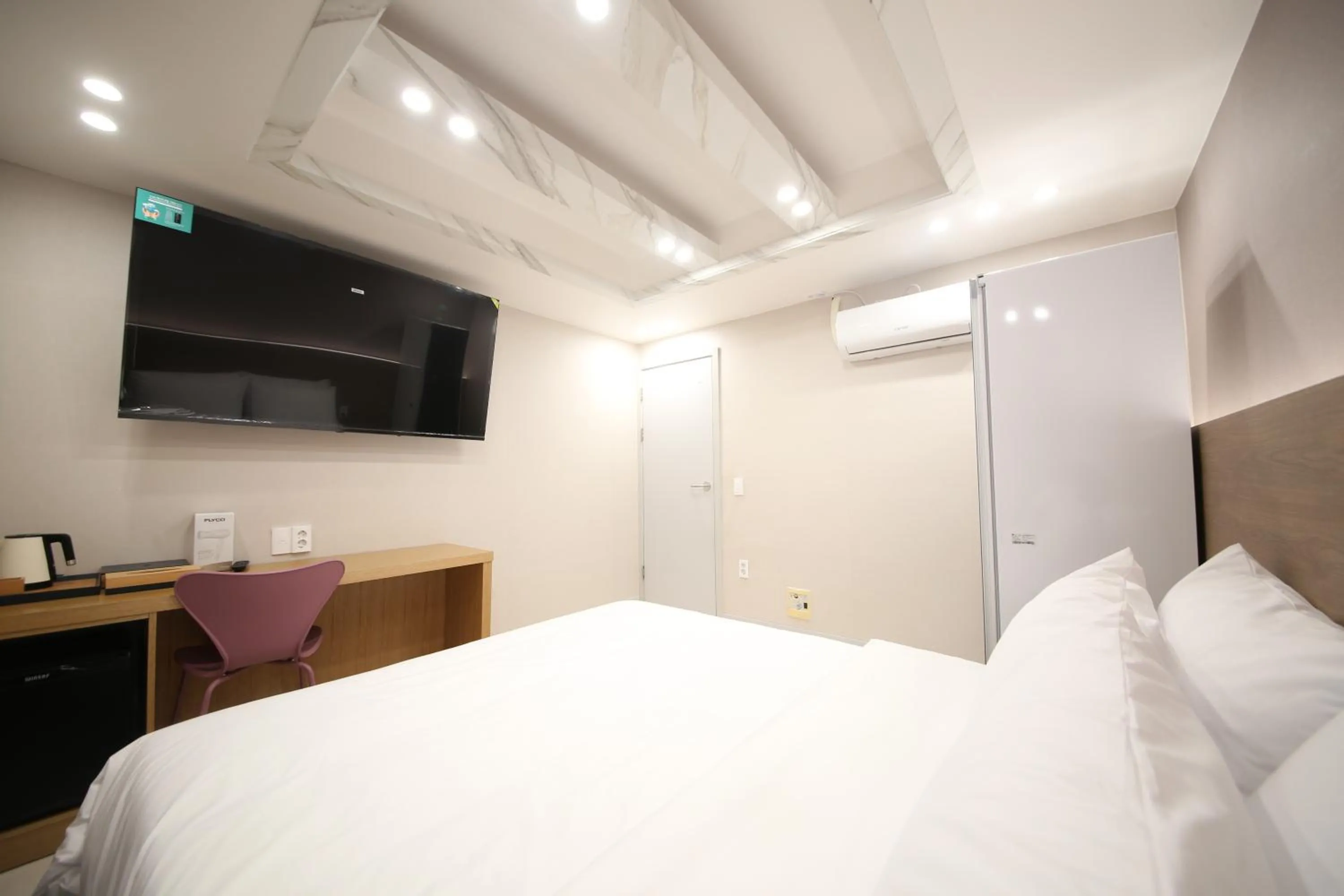 Bed in Calm Rest Hotel Masan